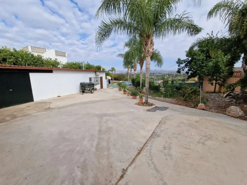 Rural property for sale in Alhaurín de la Torre with a tourist license located in the Romeral area on a 3000m2 plot, with 3 independent houses, swimming pool and gardens shared between the homes.