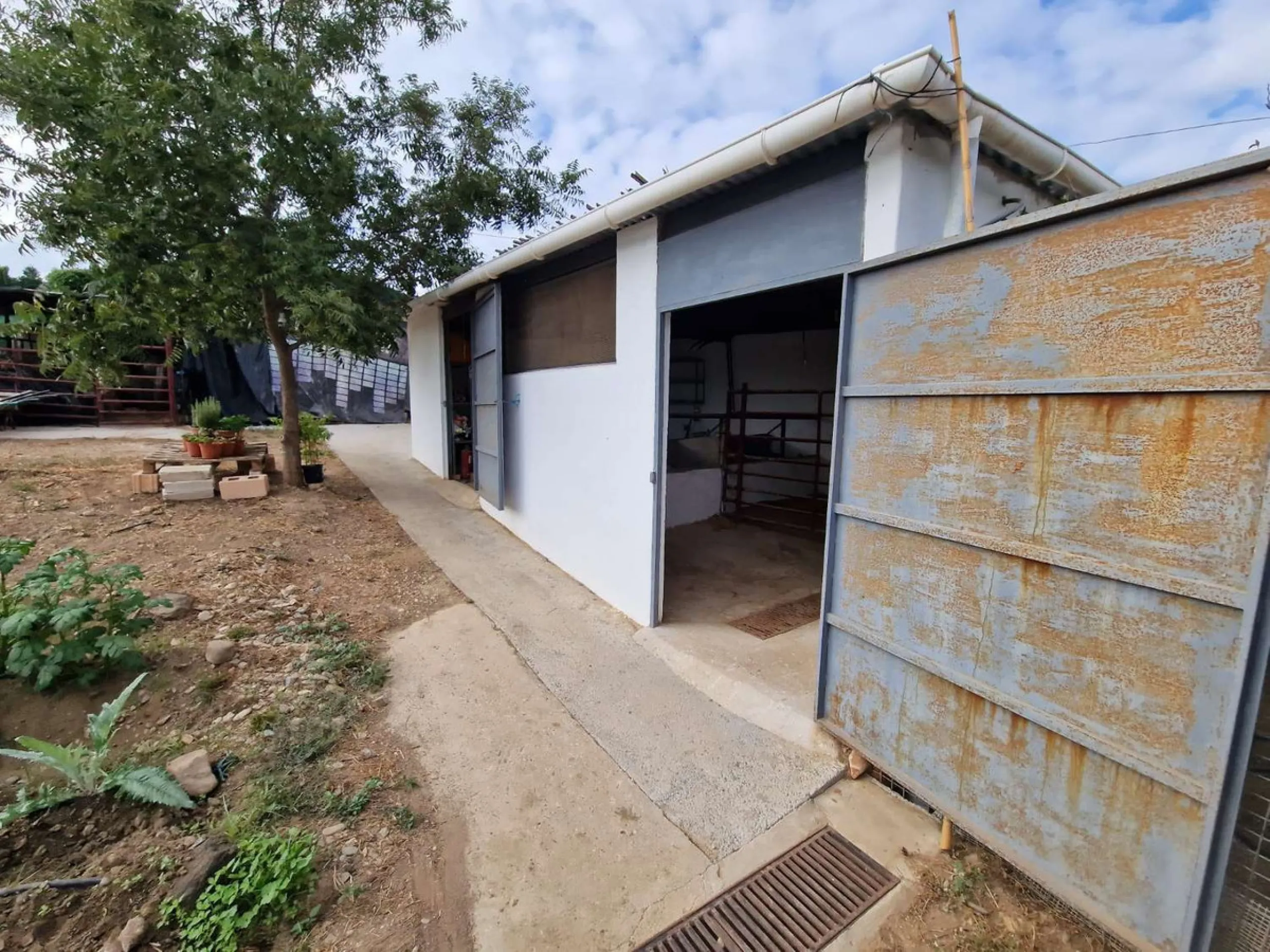 Rural property for sale in Alhaurín de la Torre with a tourist license located in the Romeral area on a 3000m2 plot, with 3 independent houses, swimming pool and gardens shared between the homes.