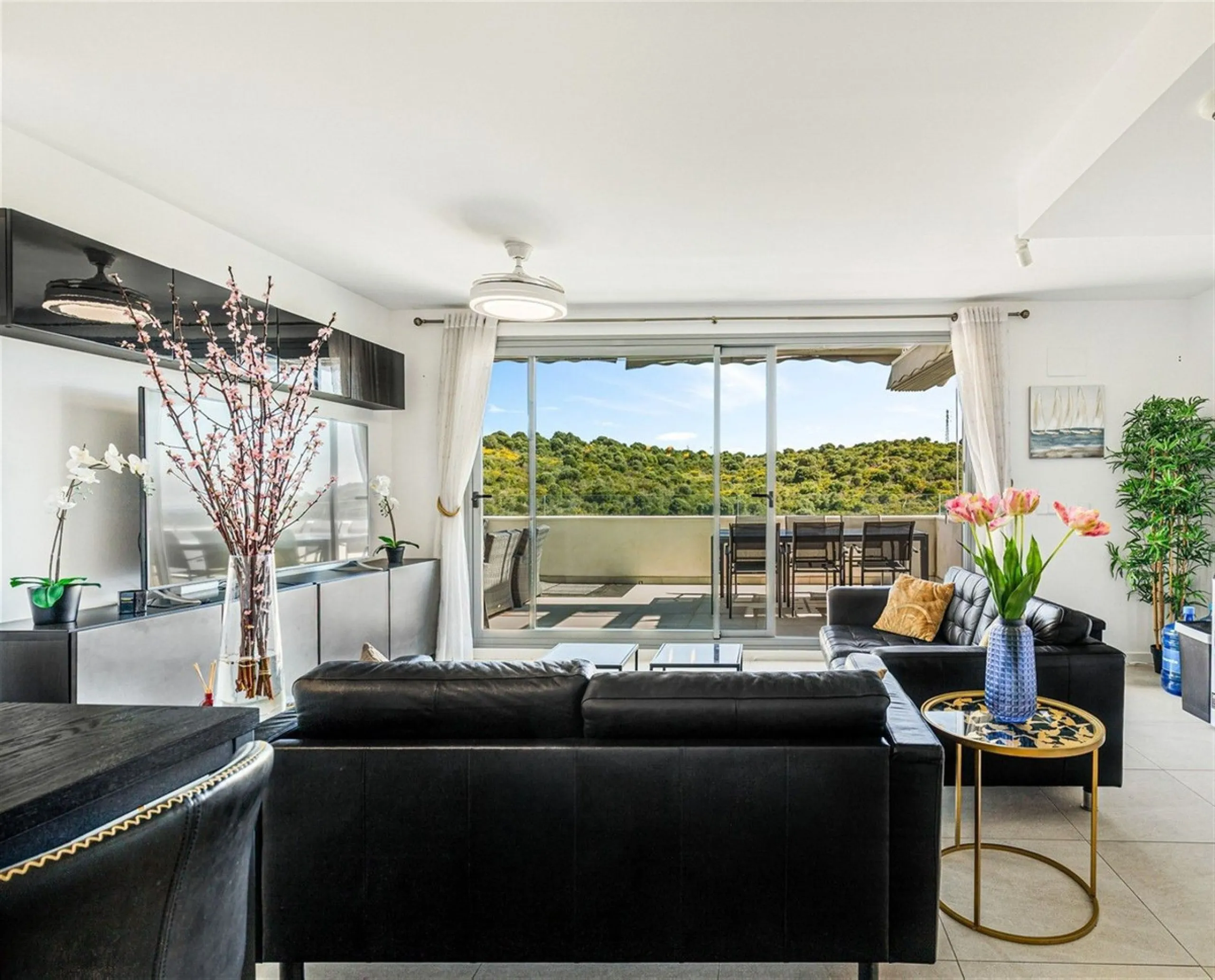 Apartment - Penthouse Duplex в продаже в Estepona, Málaga. В доме 3 спален и 3 ванных комнат. Площадь дома 126 м²