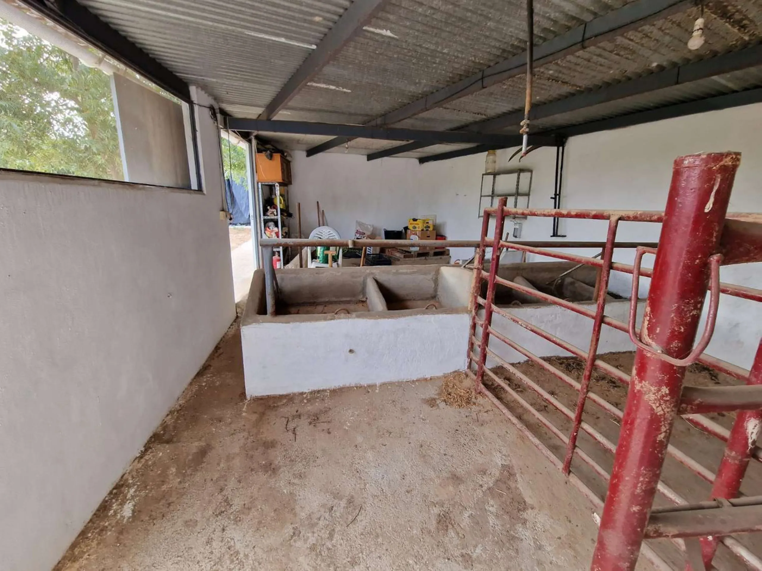 Rural property for sale in Alhaurín de la Torre with a tourist license located in the Romeral area on a 3000m2 plot, with 3 independent houses, swimming pool and gardens shared between the homes.