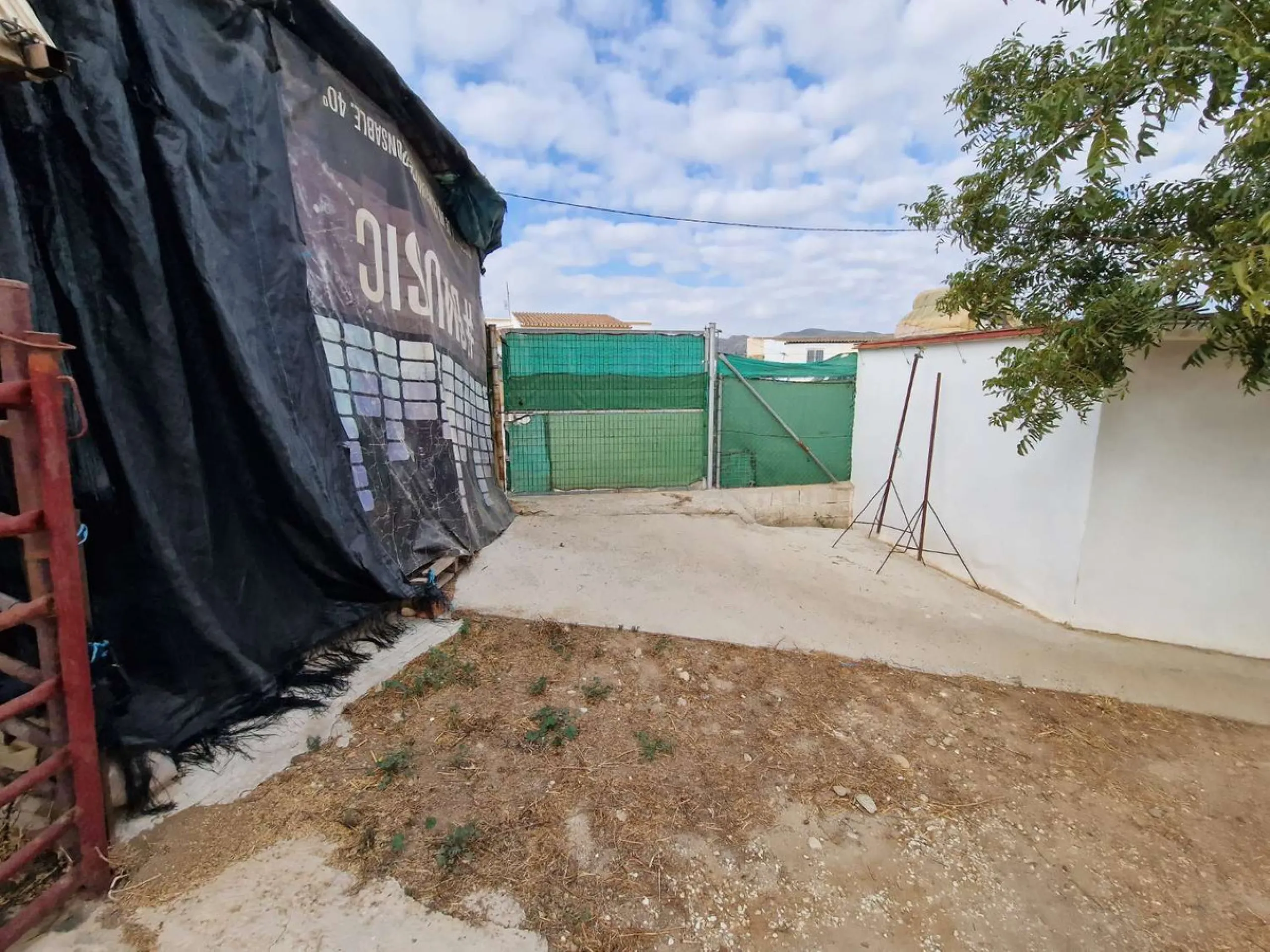 Rural property for sale in Alhaurín de la Torre with a tourist license located in the Romeral area on a 3000m2 plot, with 3 independent houses, swimming pool and gardens shared between the homes.