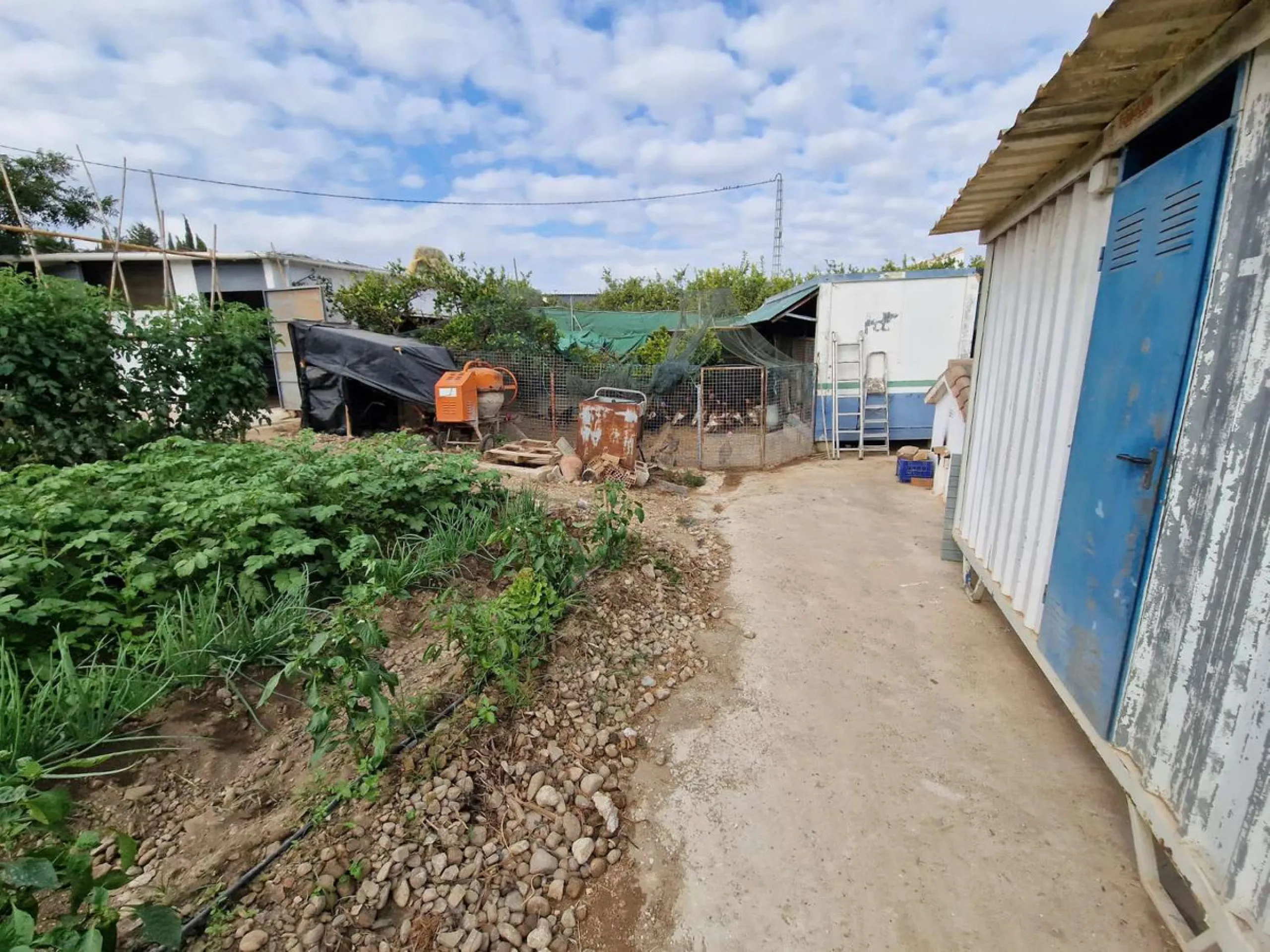 Rural property for sale in Alhaurín de la Torre with a tourist license located in the Romeral area on a 3000m2 plot, with 3 independent houses, swimming pool and gardens shared between the homes.