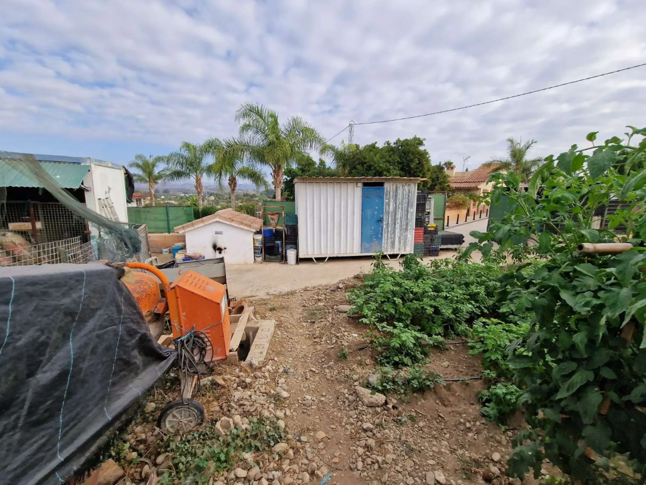 Rural property for sale in Alhaurín de la Torre with a tourist license located in the Romeral area on a 3000m2 plot, with 3 independent houses, swimming pool and gardens shared between the homes.