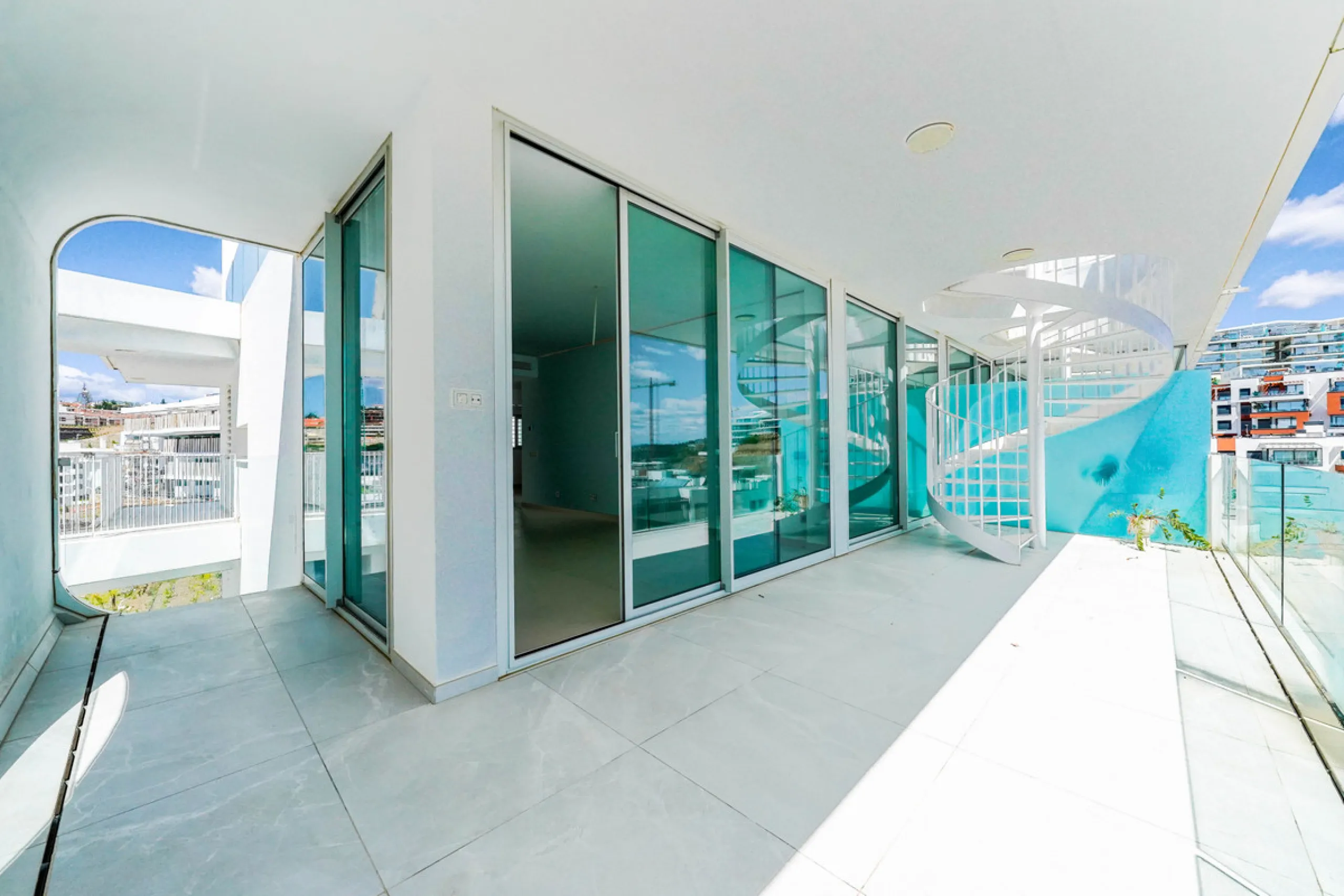 This beautiful south-facing duplex penthouse is located in the exclusive La Reserva del Higuerón Resort, Fuengirola. The property offers a bright and modern open-plan living and dining area with a fully fitted kitchen, designed for comfort and functionali
