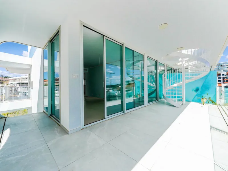 This beautiful south-facing duplex penthouse is located in the exclusive La Reserva del Higuerón Resort, Fuengirola. The property offers a bright and modern open-plan living and dining area with a fully fitted kitchen, designed for comfort and functionali