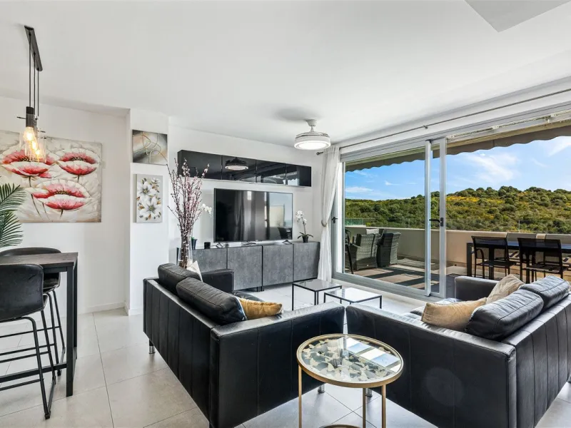 Apartment - Penthouse Duplex в продаже в Estepona, Málaga. В доме 3 спален и 3 ванных комнат. Площадь дома 126 м²