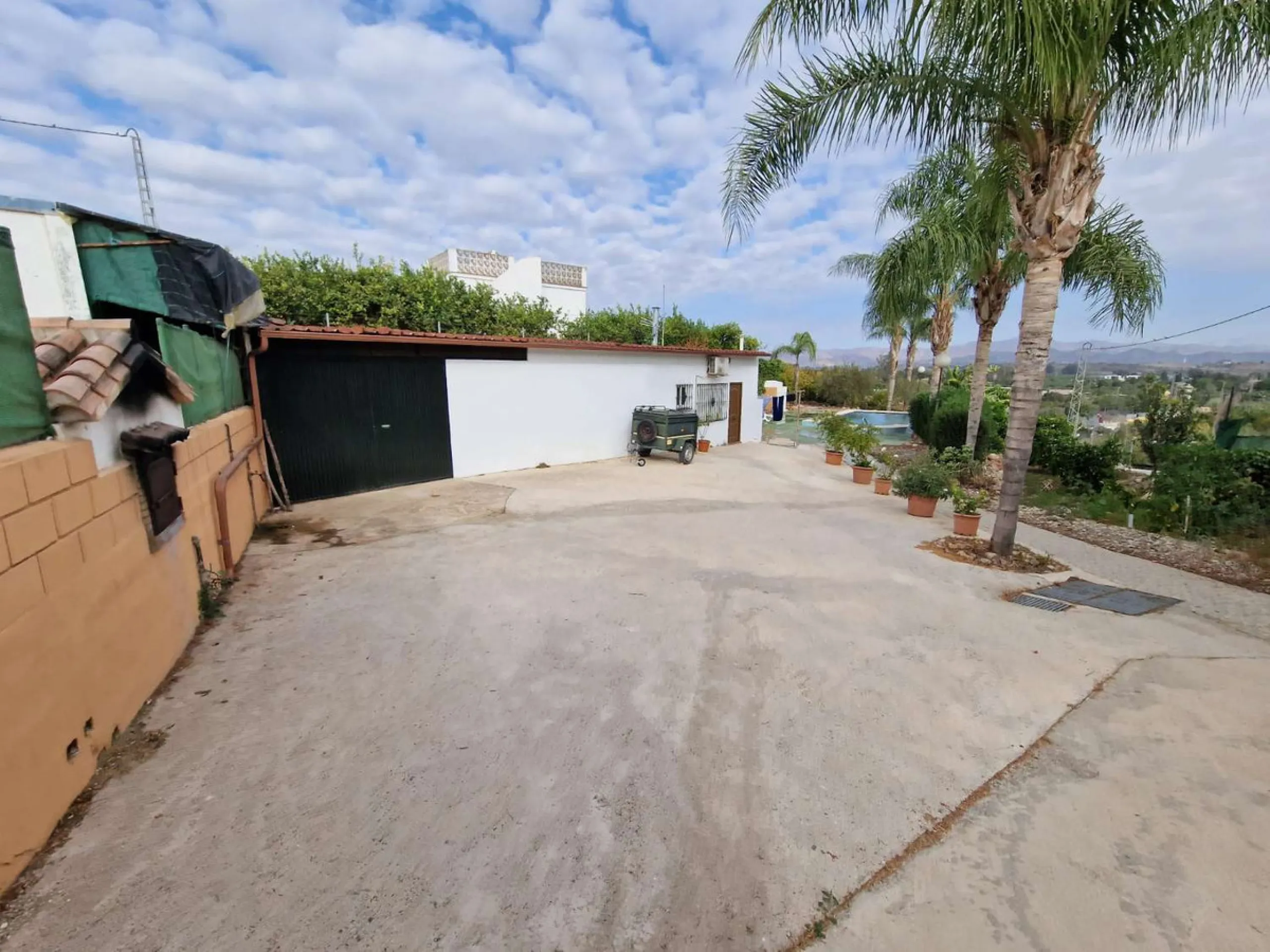 Rural property for sale in Alhaurín de la Torre with a tourist license located in the Romeral area on a 3000m2 plot, with 3 independent houses, swimming pool and gardens shared between the homes.
