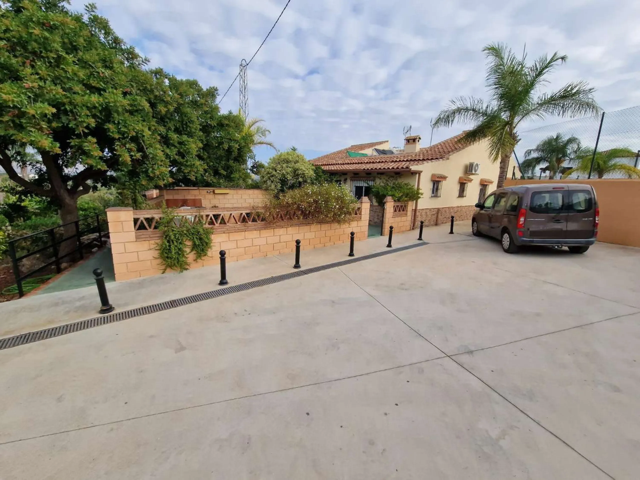 Rural property for sale in Alhaurín de la Torre with a tourist license located in the Romeral area on a 3000m2 plot, with 3 independent houses, swimming pool and gardens shared between the homes.