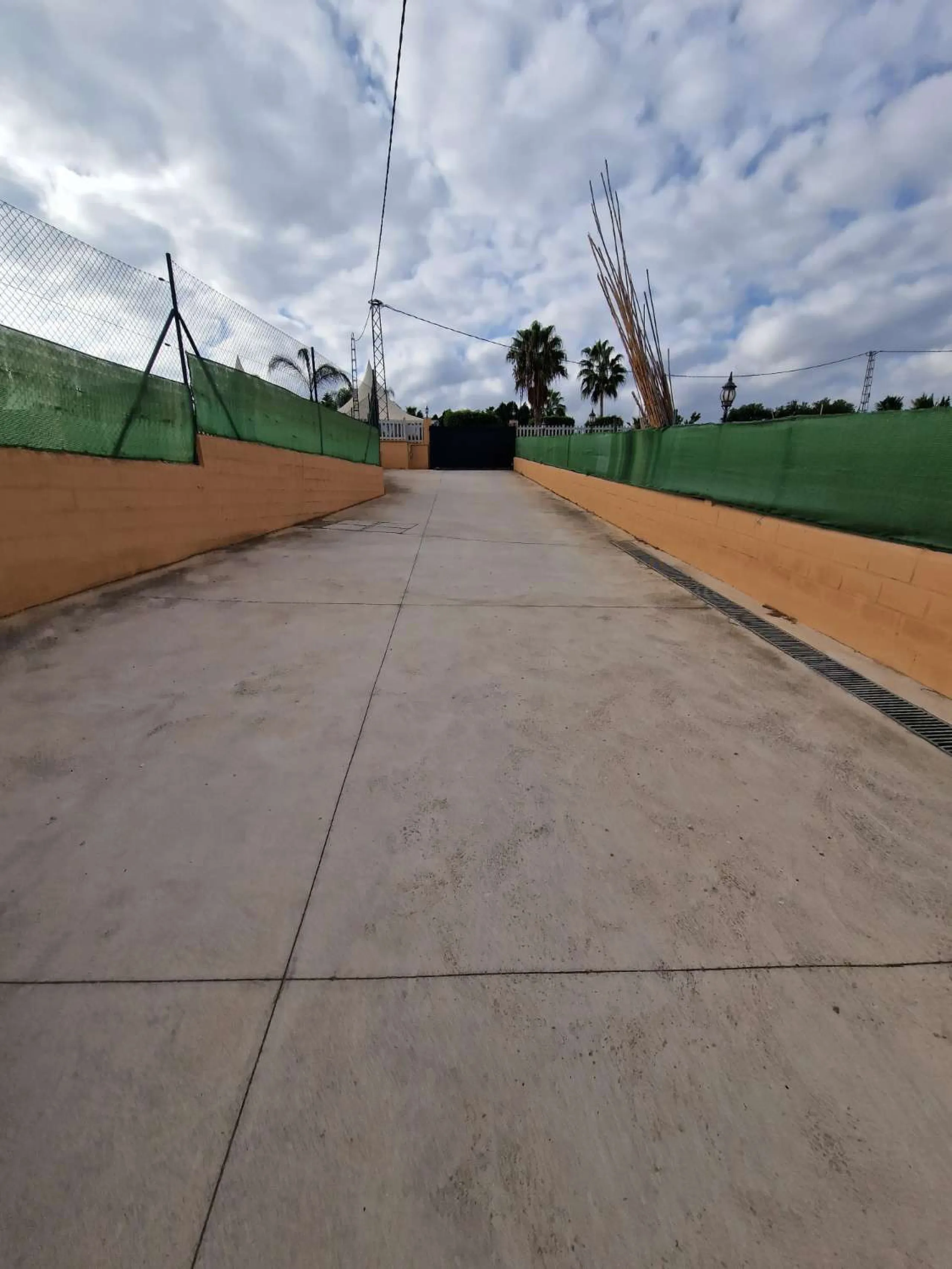 Rural property for sale in Alhaurín de la Torre with a tourist license located in the Romeral area on a 3000m2 plot, with 3 independent houses, swimming pool and gardens shared between the homes.