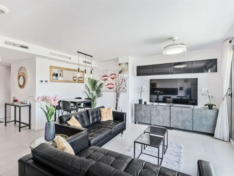 Apartment - Penthouse Duplex в продаже в Estepona, Málaga. В доме 3 спален и 3 ванных комнат. Площадь дома 126 м²