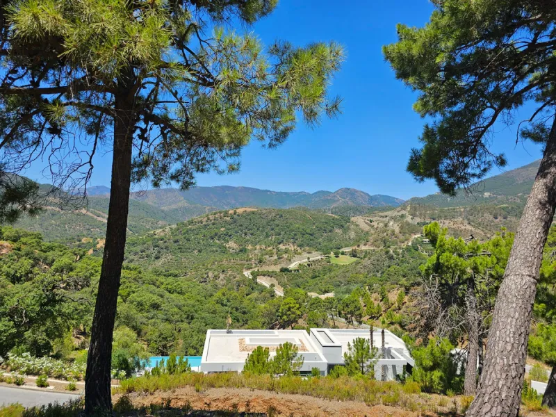 Discover an exquisite opportunity with this spacious plot located in La Zagaleta, known as one of the most exclusive urbanizations in the world. With expansive unobstructed views of majestic mountain scenery and an evergreen forest area, where deer can be