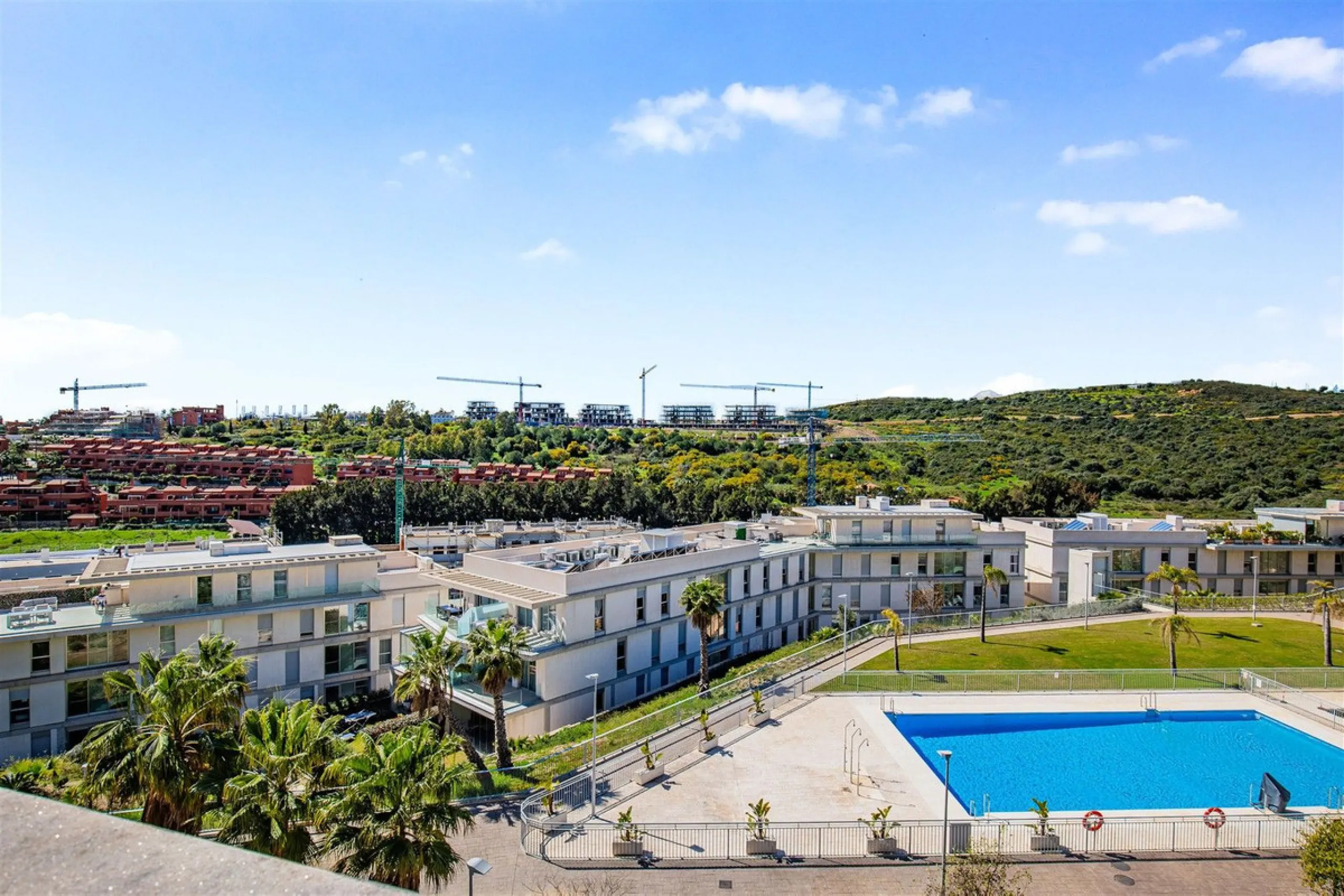 Apartment - Penthouse Duplex в продаже в Estepona, Málaga. В доме 3 спален и 3 ванных комнат. Площадь дома 126 м²