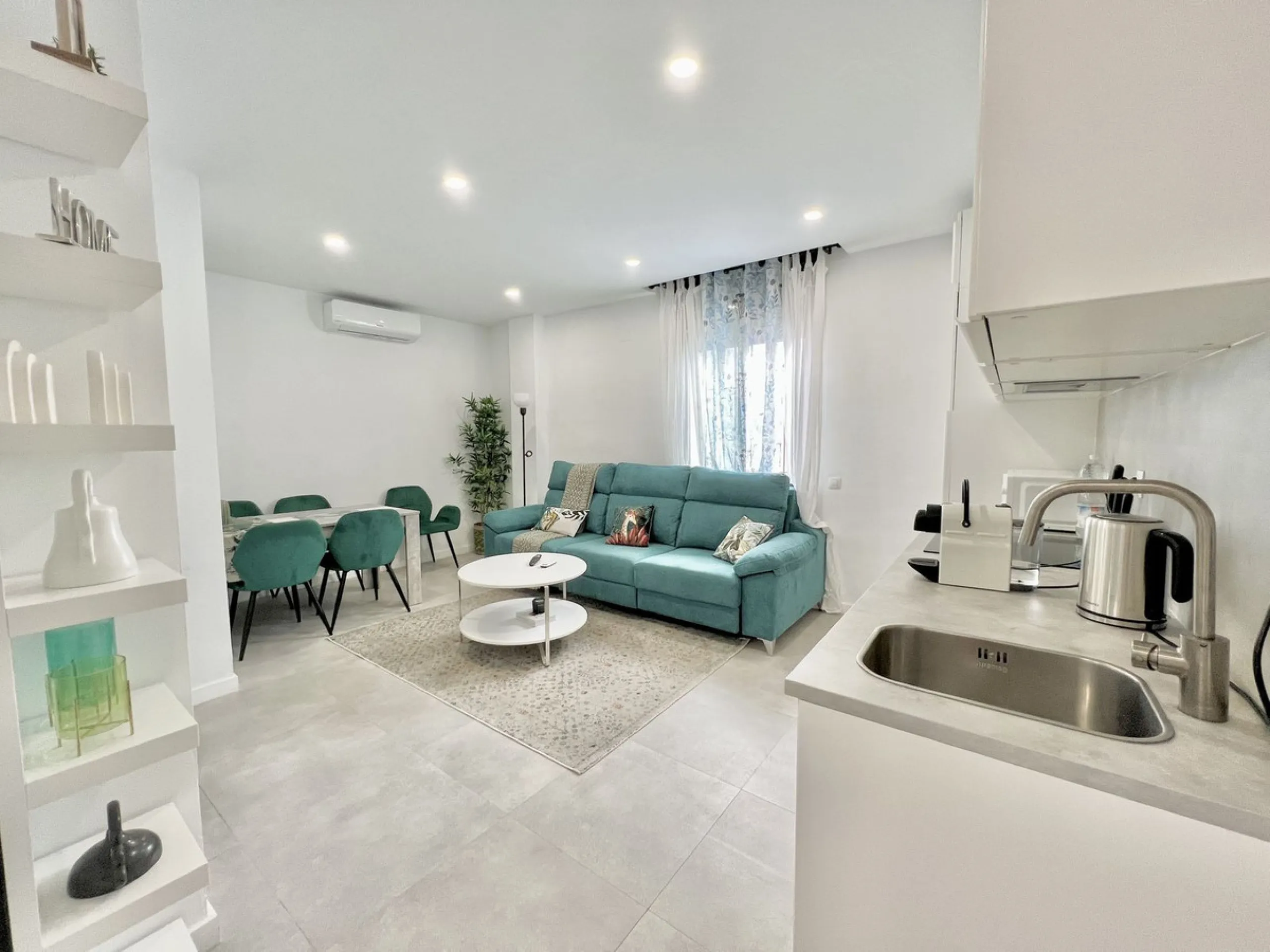 Apartment - Middle Floor Apartment в продаже в Málaga, Málaga. В доме 15 спален и 9 ванных комнат. Площадь дома 560 м²