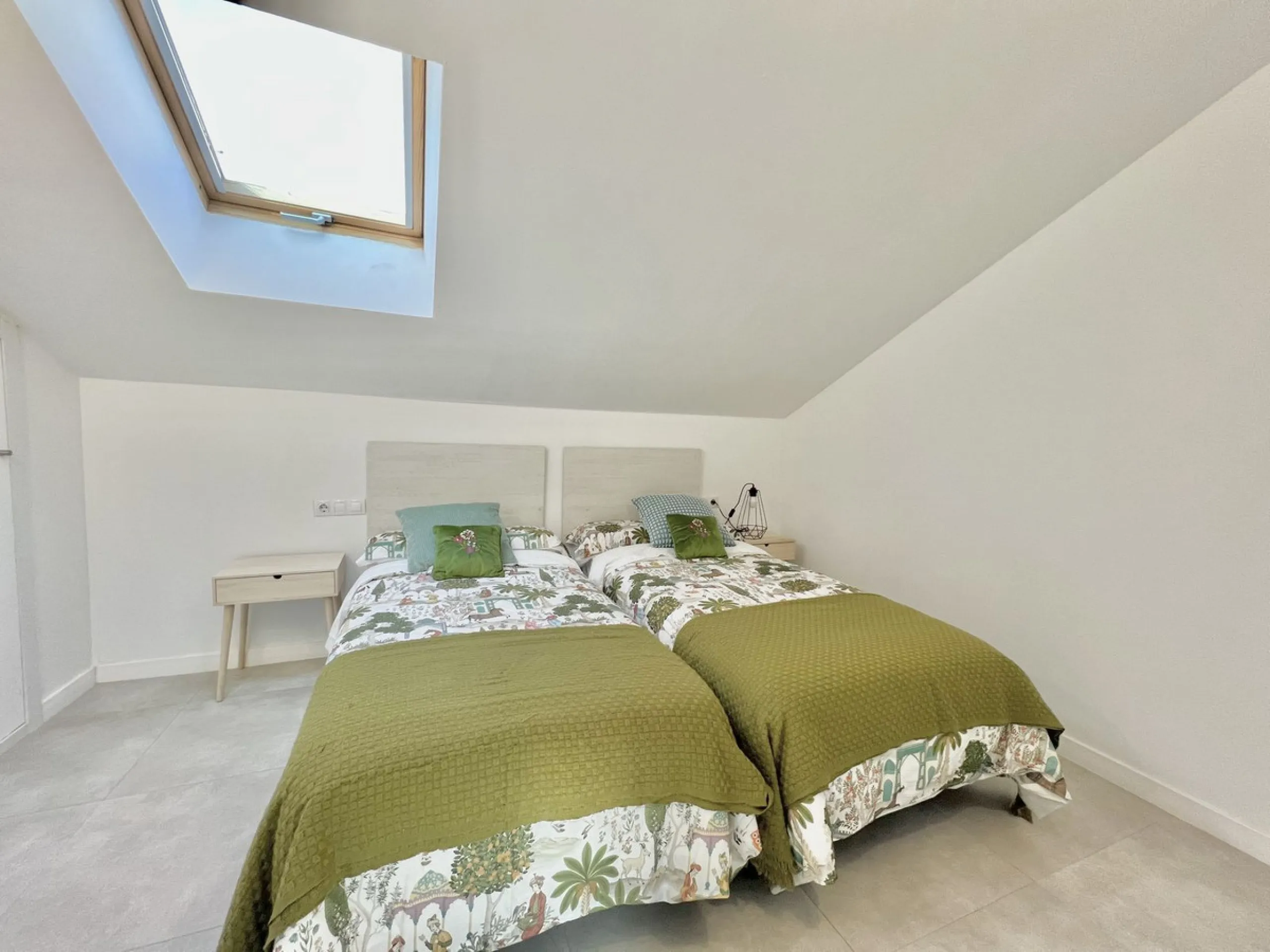 Apartment - Middle Floor Apartment в продаже в Málaga, Málaga. В доме 15 спален и 9 ванных комнат. Площадь дома 560 м²