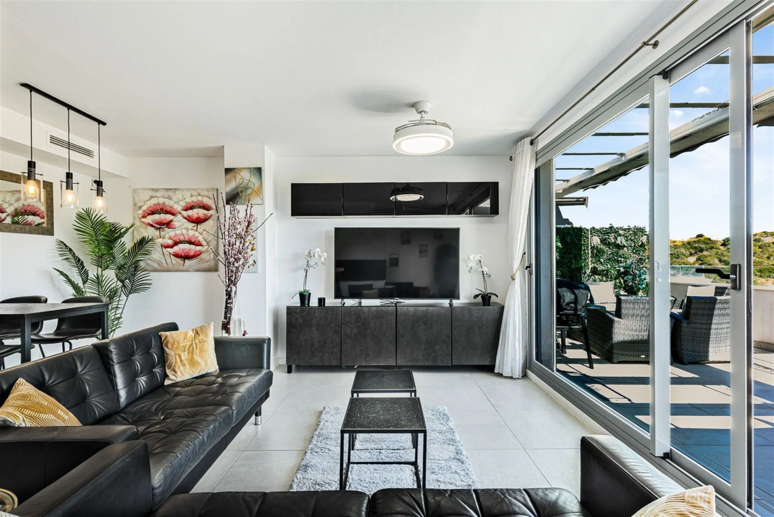 Apartment - Penthouse Duplex в продаже в Estepona, Málaga. В доме 3 спален и 3 ванных комнат. Площадь дома 126 м²
