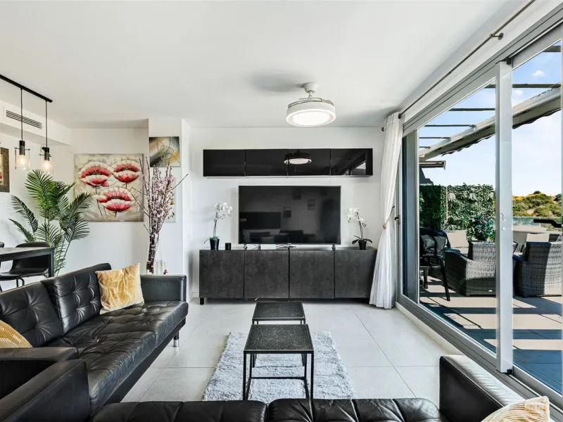 Apartment - Penthouse Duplex в продаже в Estepona, Málaga. В доме 3 спален и 3 ванных комнат. Площадь дома 126 м²