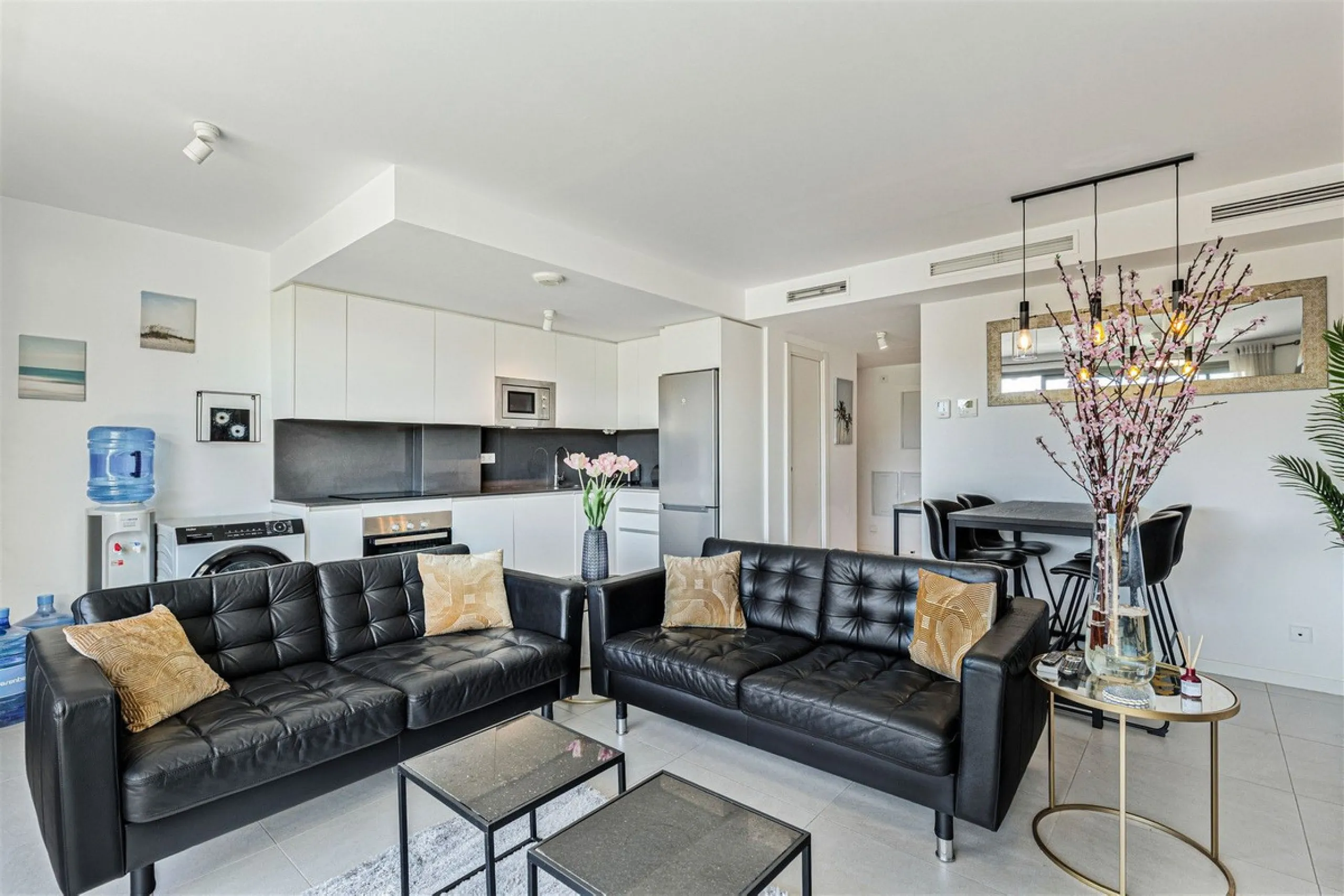 Apartment - Penthouse Duplex в продаже в Estepona, Málaga. В доме 3 спален и 3 ванных комнат. Площадь дома 126 м²