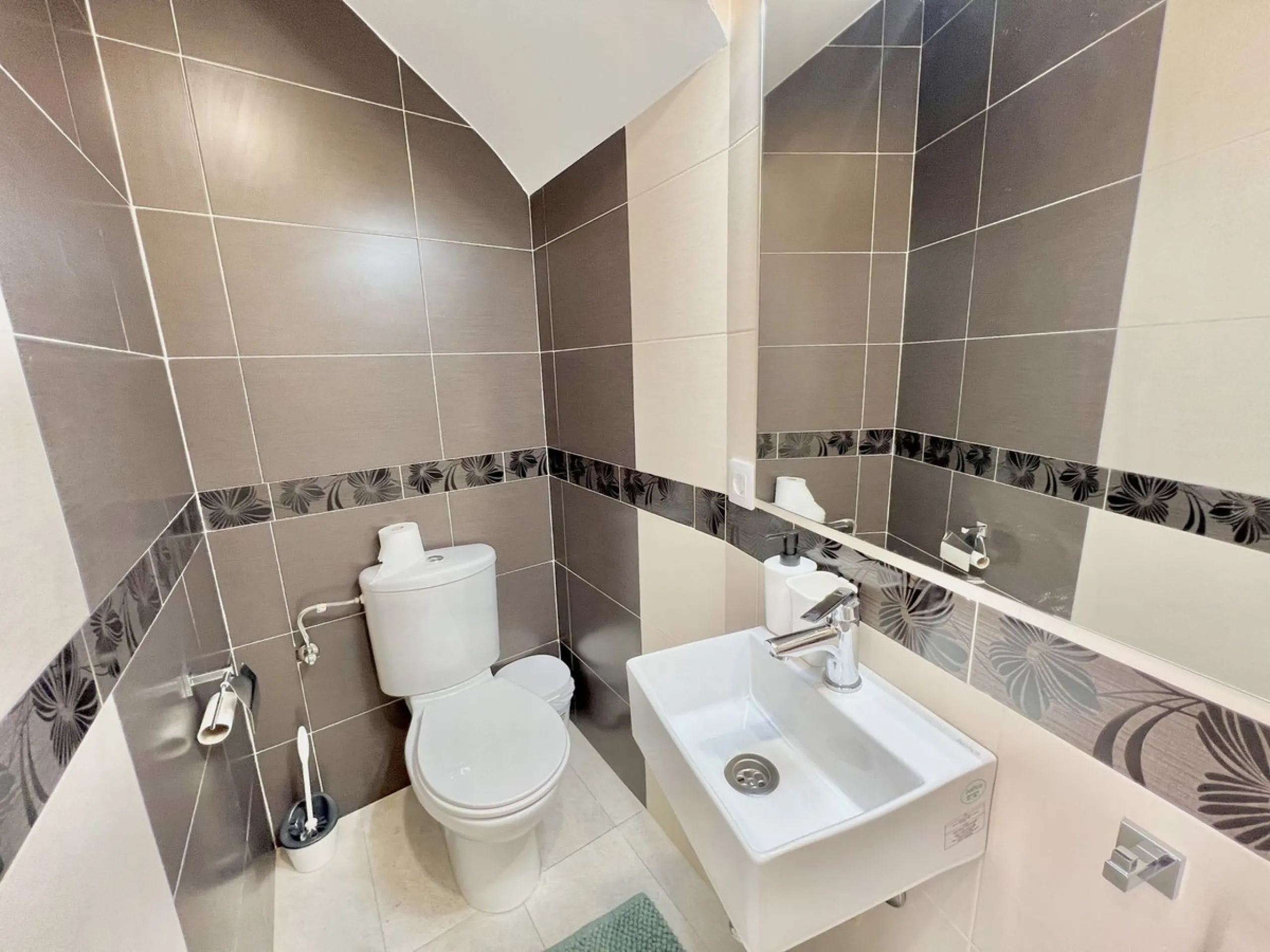 Apartment - Middle Floor Apartment в продаже в Málaga, Málaga. В доме 15 спален и 9 ванных комнат. Площадь дома 560 м²