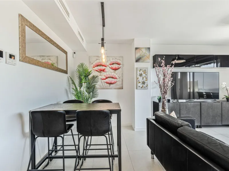 Apartment - Penthouse Duplex в продаже в Estepona, Málaga. В доме 3 спален и 3 ванных комнат. Площадь дома 126 м²
