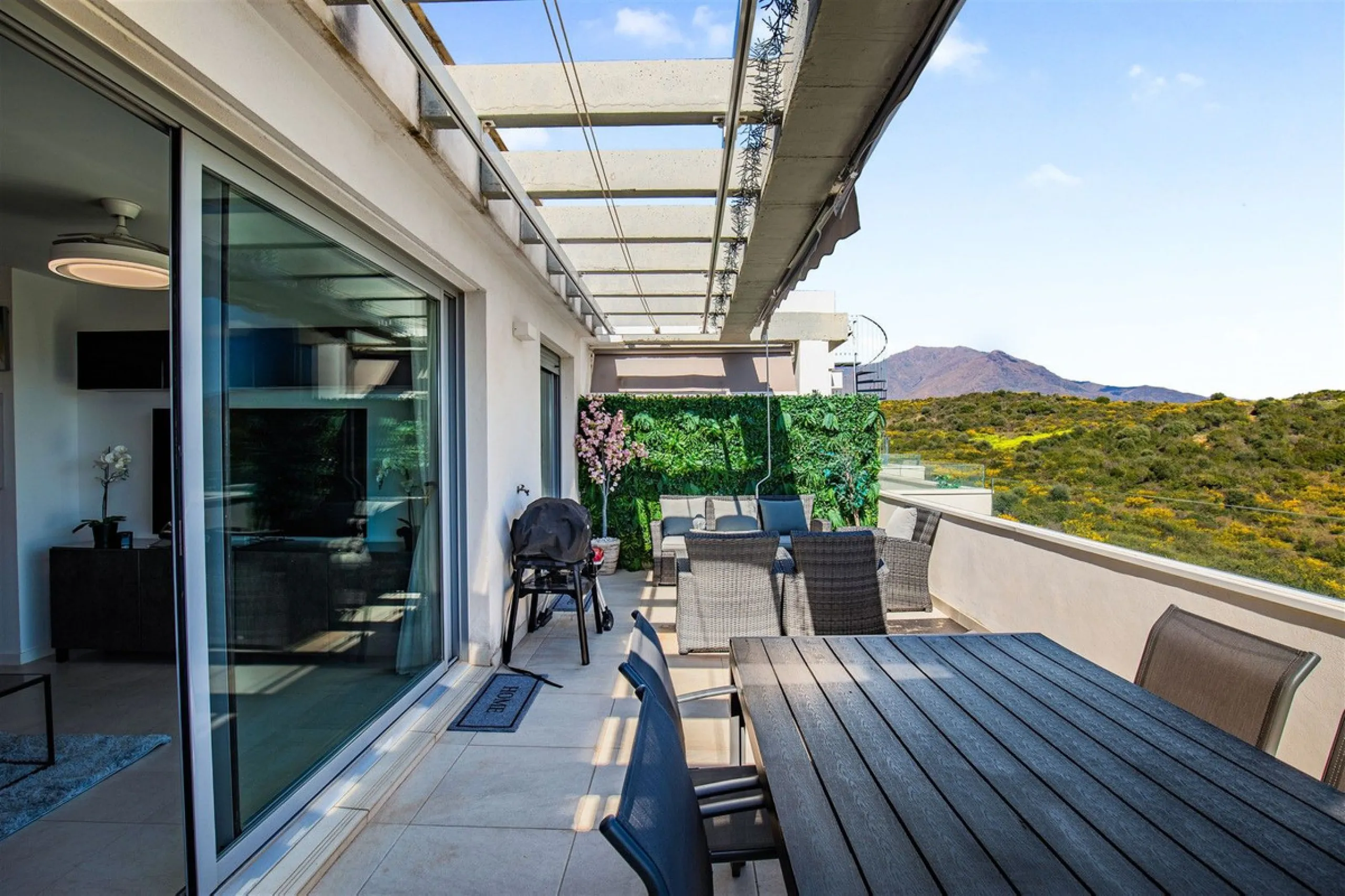 Apartment - Penthouse Duplex в продаже в Estepona, Málaga. В доме 3 спален и 3 ванных комнат. Площадь дома 126 м²