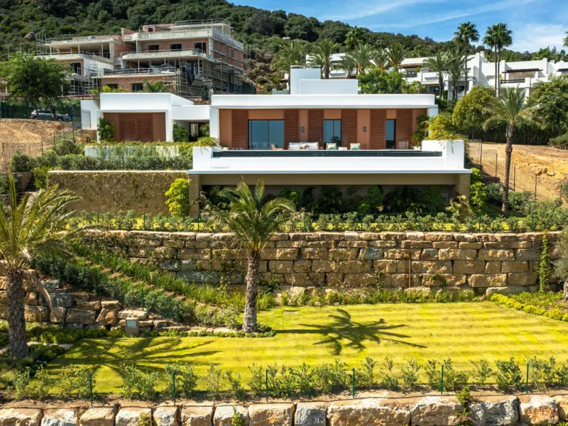 The panoramic villa is embedded in the exclusive golfing community of Finca Cortesin, surrounded by the Mediterranean nature, overlooking the mesmerizing Costa del Sol and the sea. This brand new 3-bedroom villa is equipped with modern and functional furn