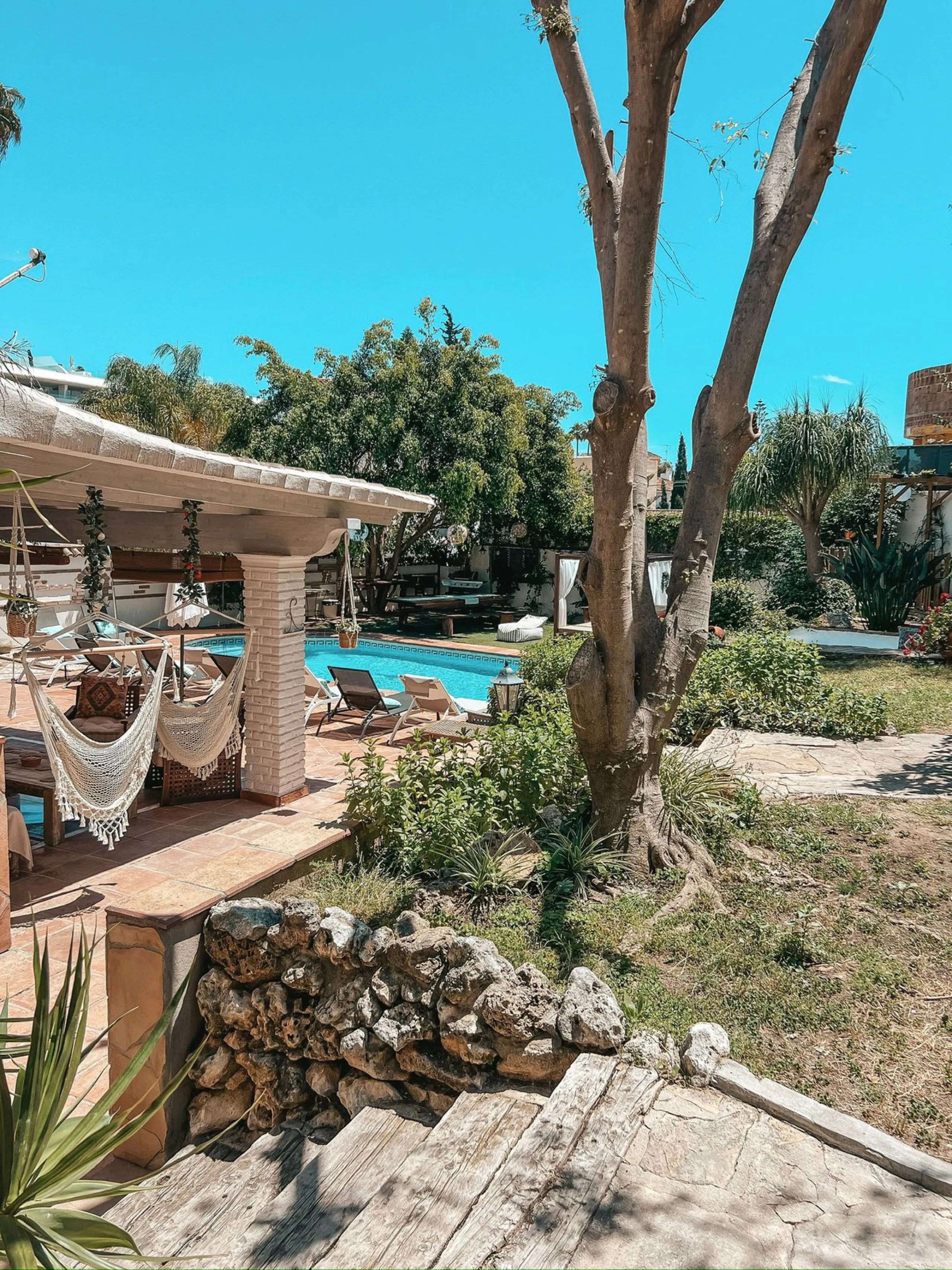 Diese außergewöhnliche Villa in der begehrten Wohngegend Los Jazmines von San Pedro de Alcantara, Malaga, bietet eine ausgezeichnete Gelegenheit für Wohnzwecke oder eine rentable Investition. Das Objekt verfügt über einen gültigen
