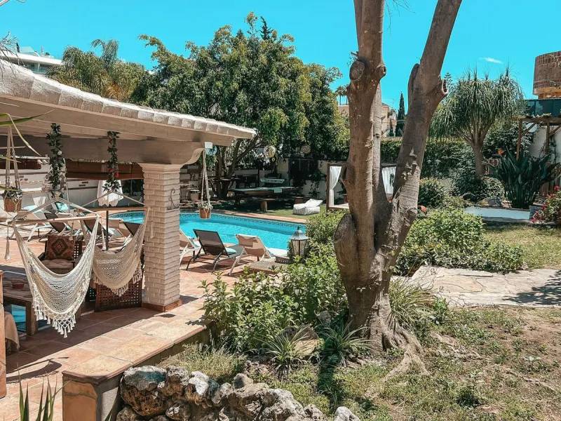 Diese außergewöhnliche Villa in der begehrten Wohngegend Los Jazmines von San Pedro de Alcantara, Malaga, bietet eine ausgezeichnete Gelegenheit für Wohnzwecke oder eine rentable Investition. Das Objekt verfügt über einen gültigen