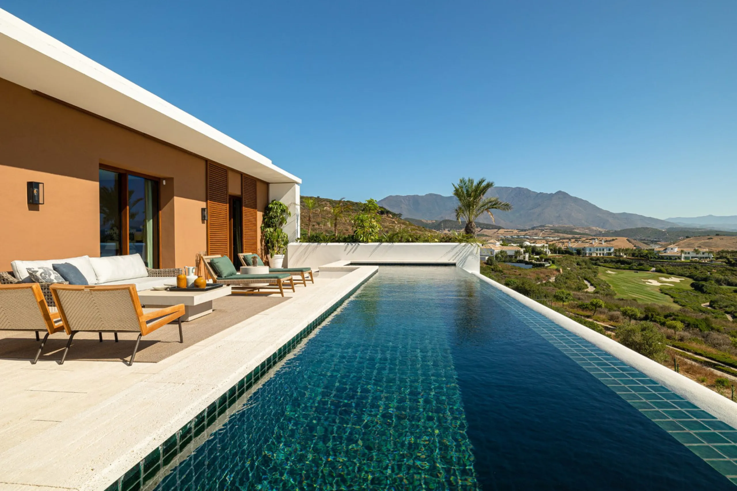 House - Detached Villa в продаже в Casares, Málaga. В доме 3 спален и 3 ванных комнат. Площадь дома 395 м². Площадь участка 2194 м²
