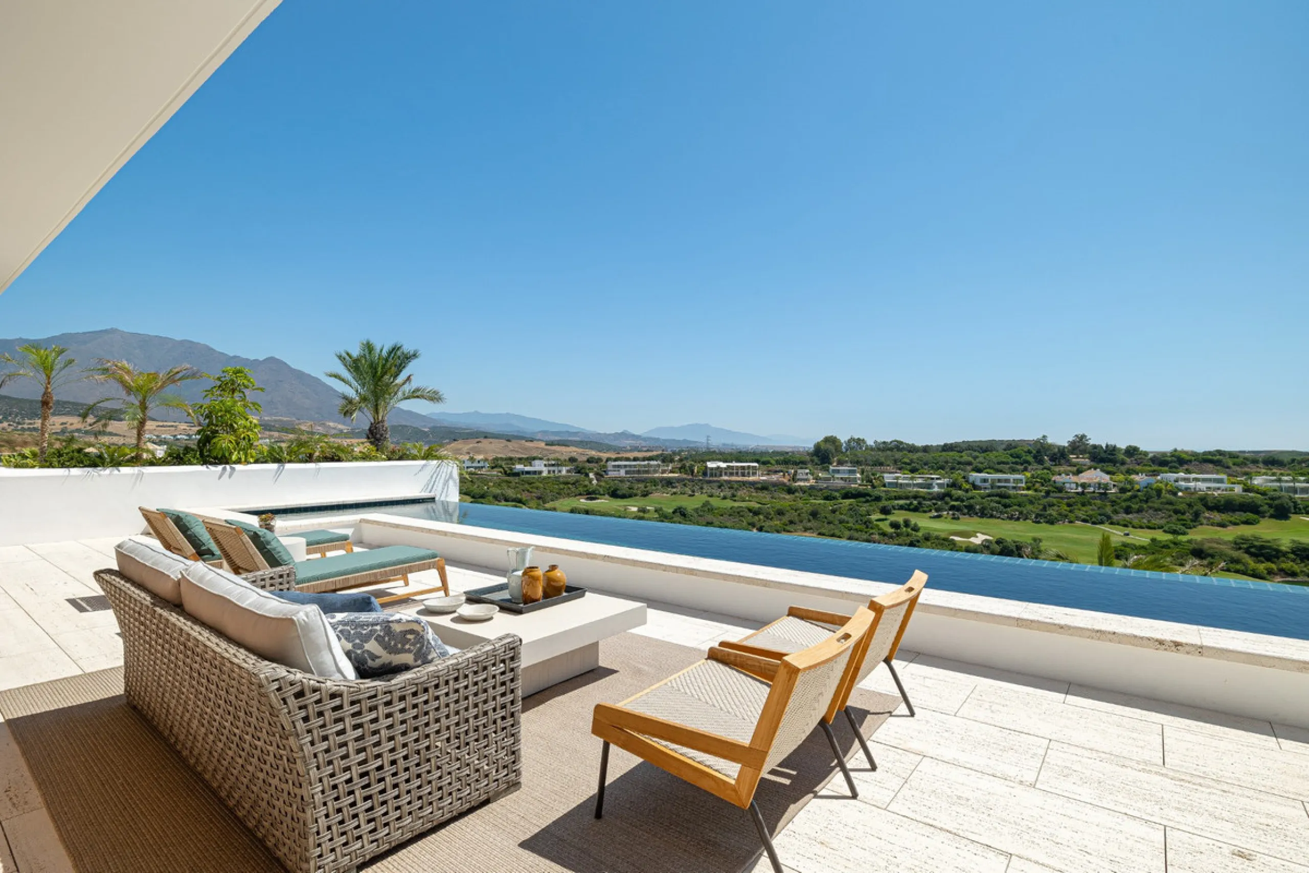 House - Detached Villa в продаже в Casares, Málaga. В доме 3 спален и 3 ванных комнат. Площадь дома 395 м². Площадь участка 2194 м²