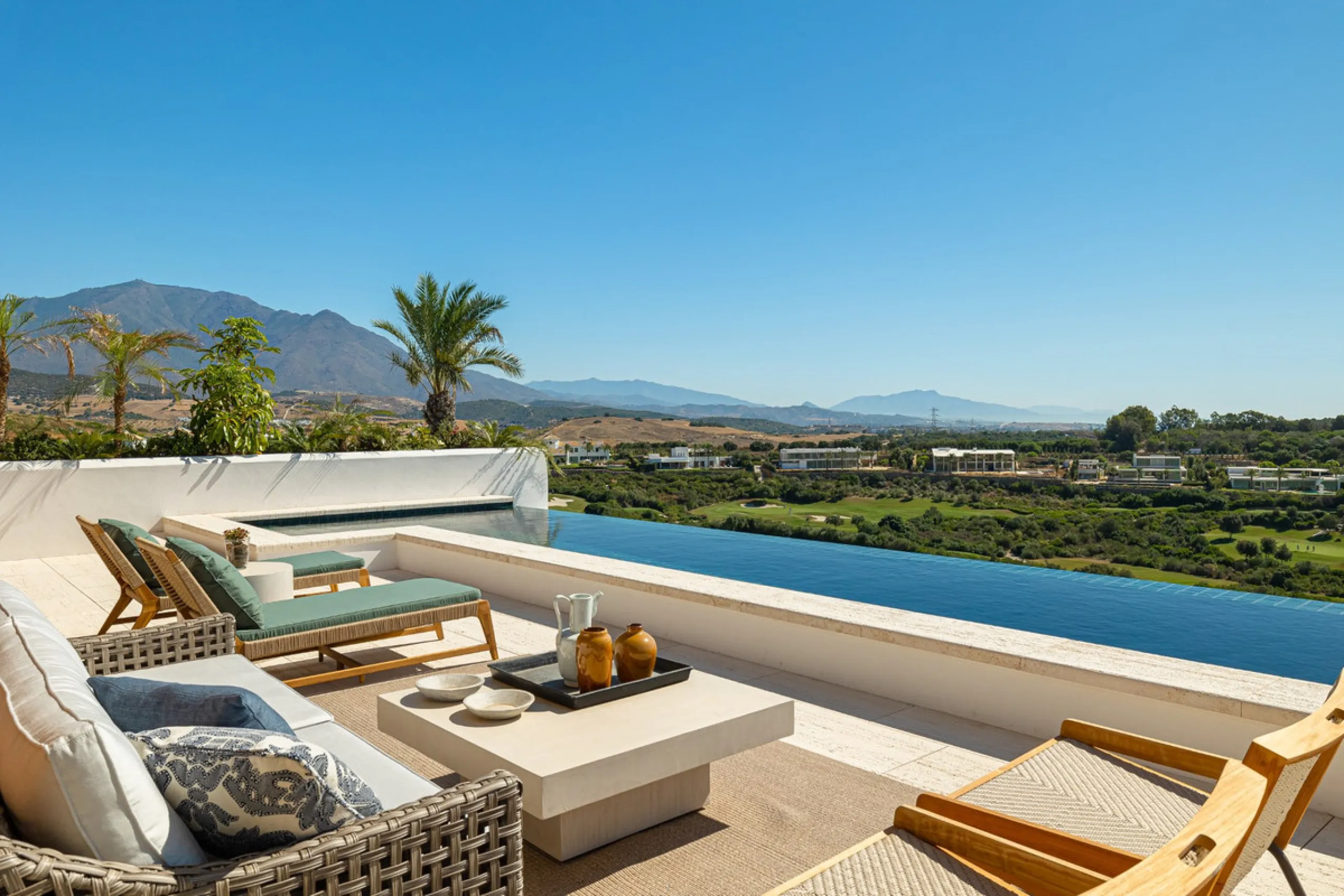 House - Detached Villa в продаже в Casares, Málaga. В доме 3 спален и 3 ванных комнат. Площадь дома 395 м². Площадь участка 2194 м²