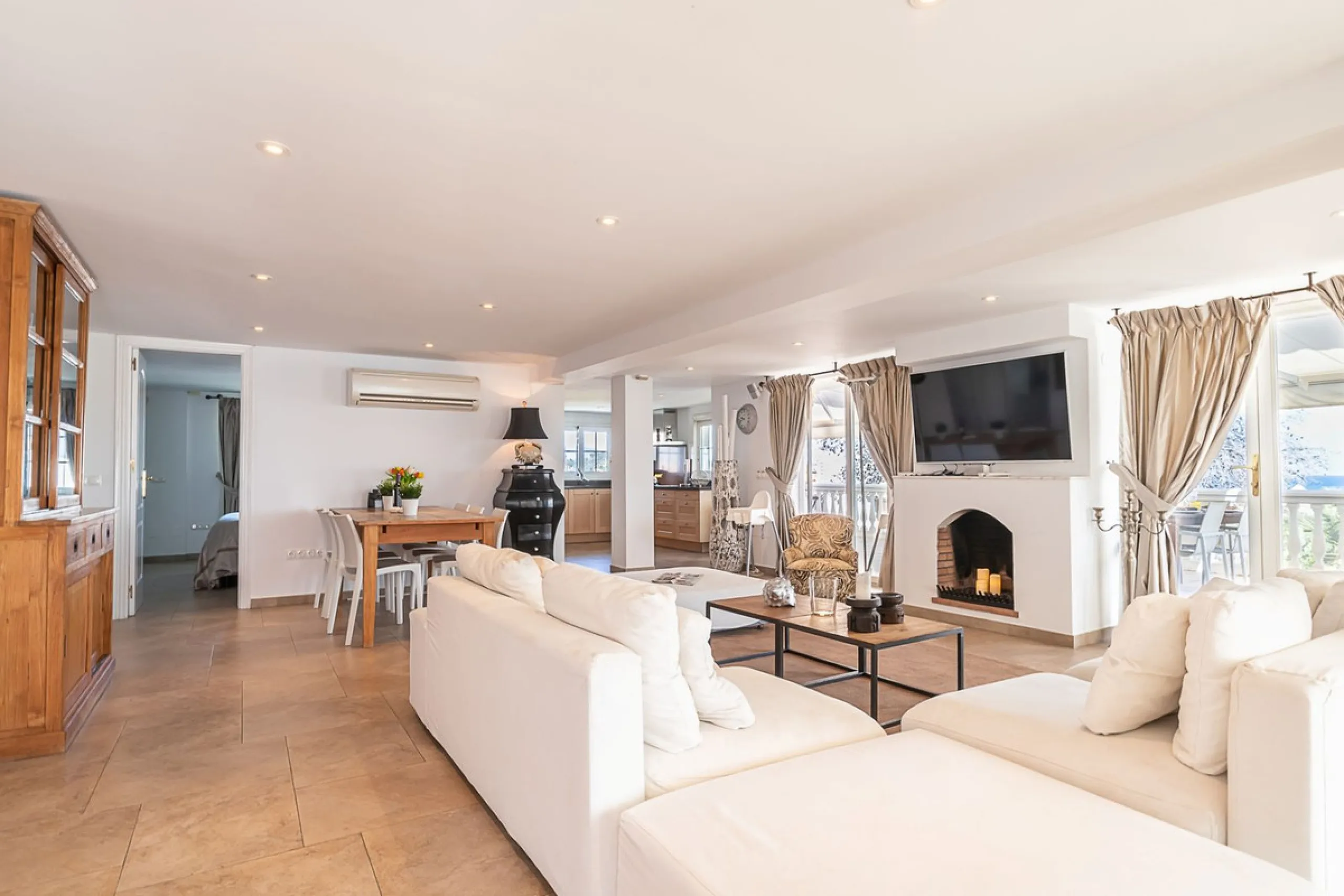 Nestled in the Urb. Torrenueva, Mijas Costa, this enchanting, six-bedroom villa, divided over two floors, epitomizes charm and elegance. Ideal for rental purposes to produce ROI or as a two family home. (Tourist Rental Licence in place). Located in the pi