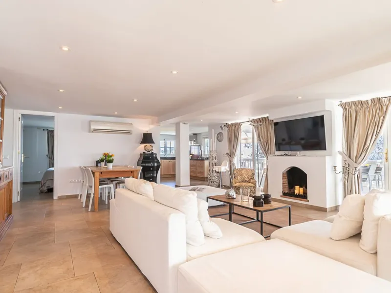 Nestled in the Urb. Torrenueva, Mijas Costa, this enchanting, six-bedroom villa, divided over two floors, epitomizes charm and elegance. Ideal for rental purposes to produce ROI or as a two family home. (Tourist Rental Licence in place). Located in the pi