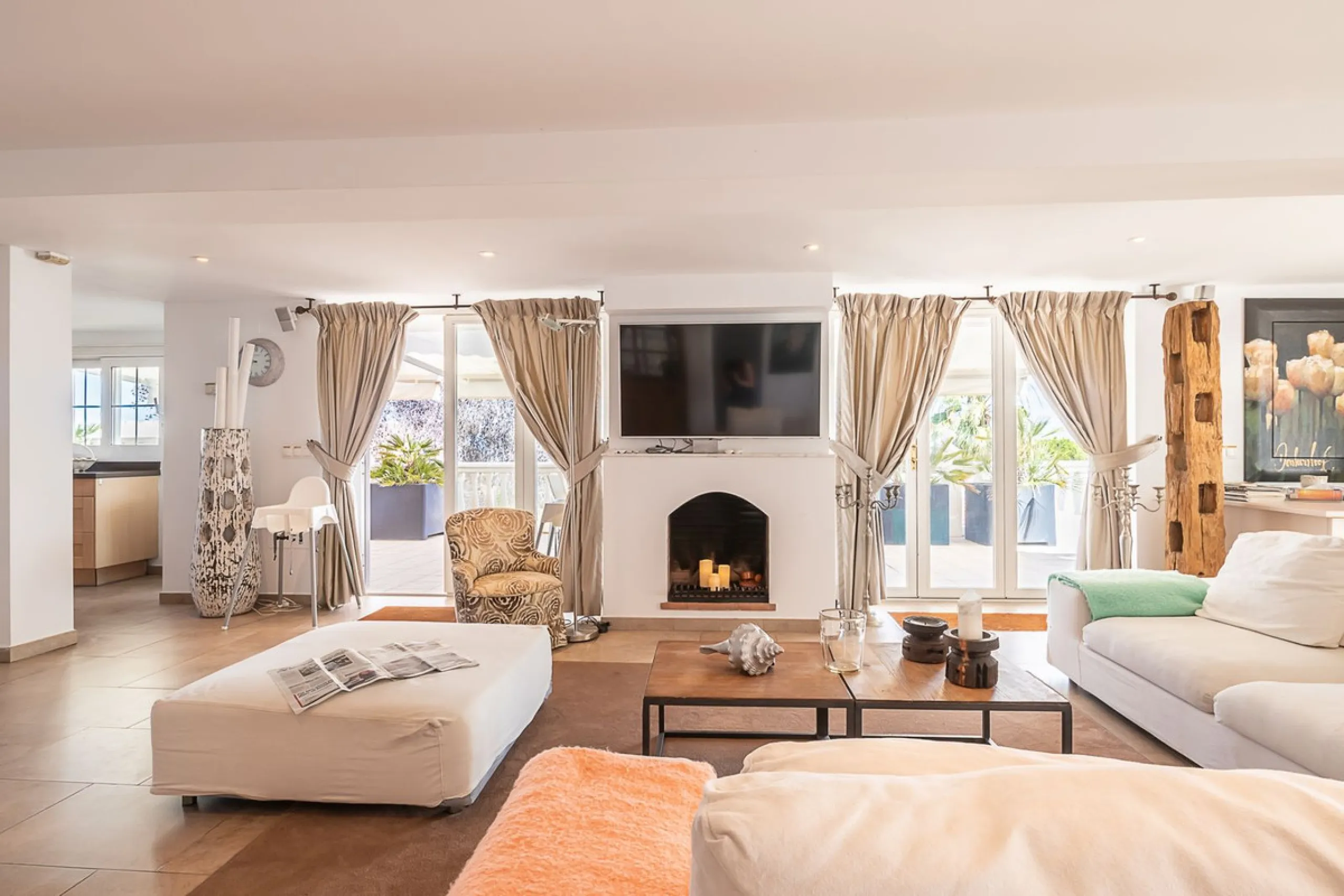 Nestled in the Urb. Torrenueva, Mijas Costa, this enchanting, six-bedroom villa, divided over two floors, epitomizes charm and elegance. Ideal for rental purposes to produce ROI or as a two family home. (Tourist Rental Licence in place). Located in the pi