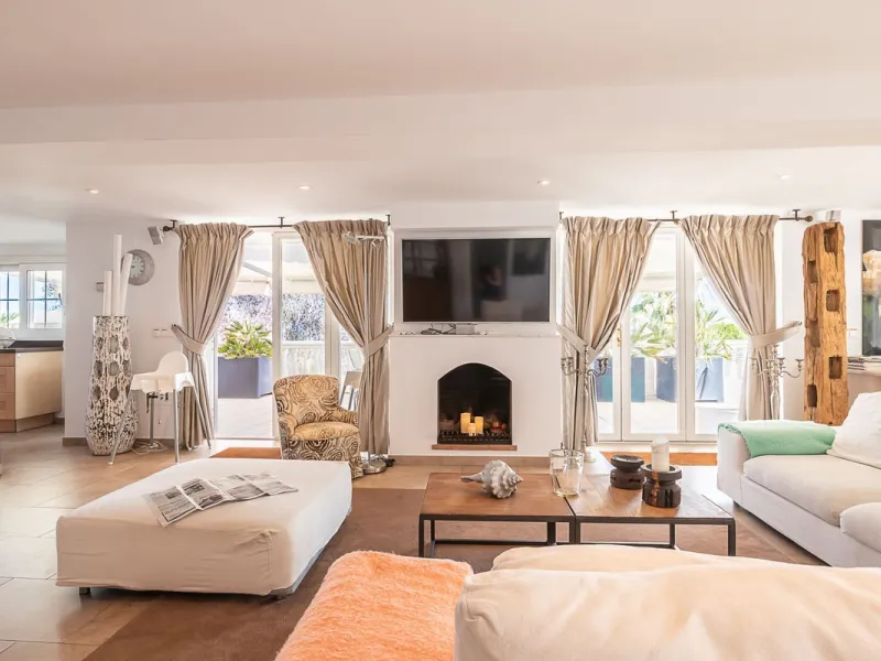 Nestled in the Urb. Torrenueva, Mijas Costa, this enchanting, six-bedroom villa, divided over two floors, epitomizes charm and elegance. Ideal for rental purposes to produce ROI or as a two family home. (Tourist Rental Licence in place). Located in the pi