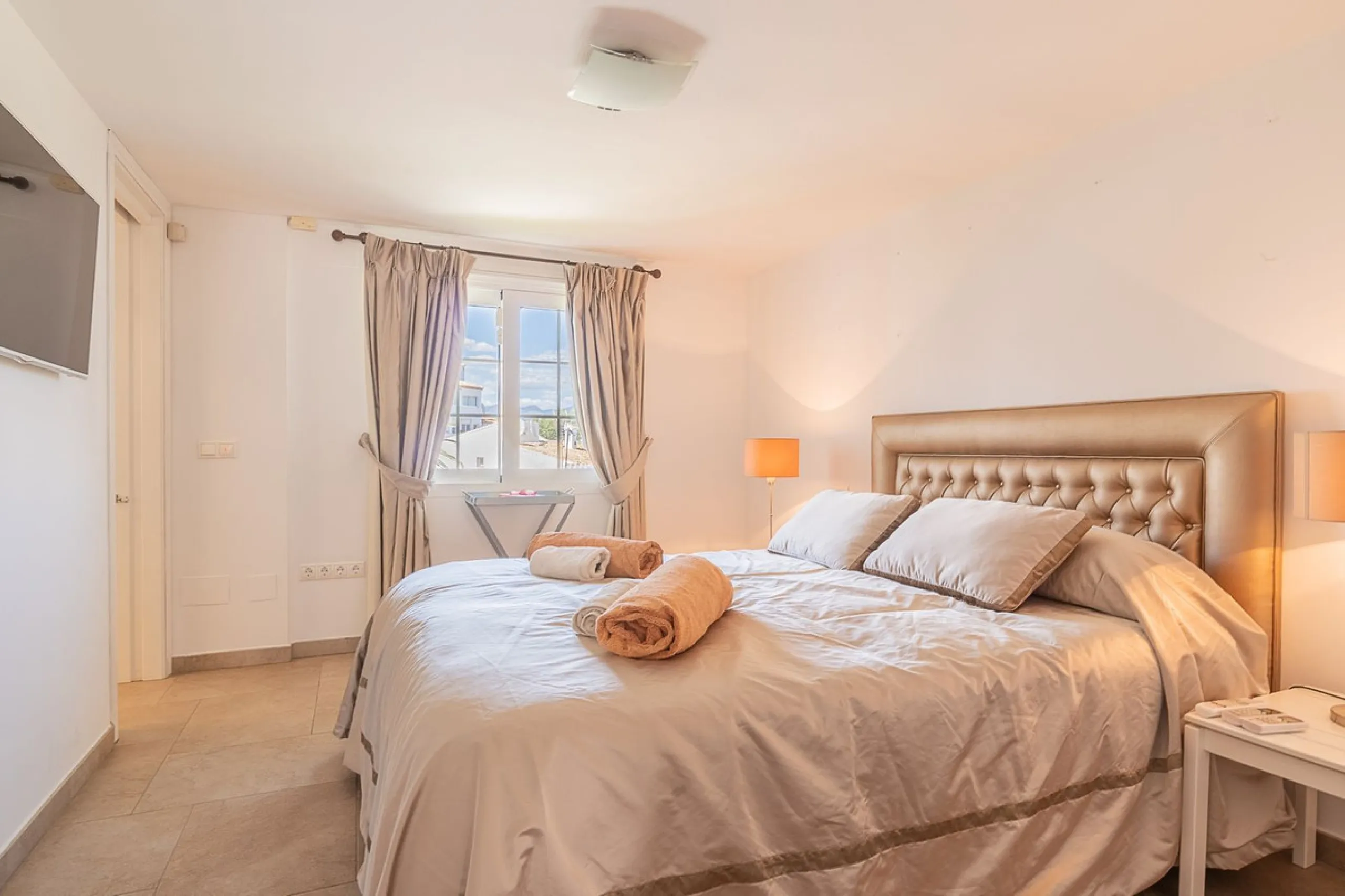 Nestled in the Urb. Torrenueva, Mijas Costa, this enchanting, six-bedroom villa, divided over two floors, epitomizes charm and elegance. Ideal for rental purposes to produce ROI or as a two family home. (Tourist Rental Licence in place). Located in the pi