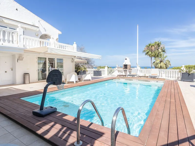 Nestled in the Urb. Torrenueva, Mijas Costa, this enchanting, six-bedroom villa, divided over two floors, epitomizes charm and elegance. Ideal for rental purposes to produce ROI or as a two family home. (Tourist Rental Licence in place). Located in the pi