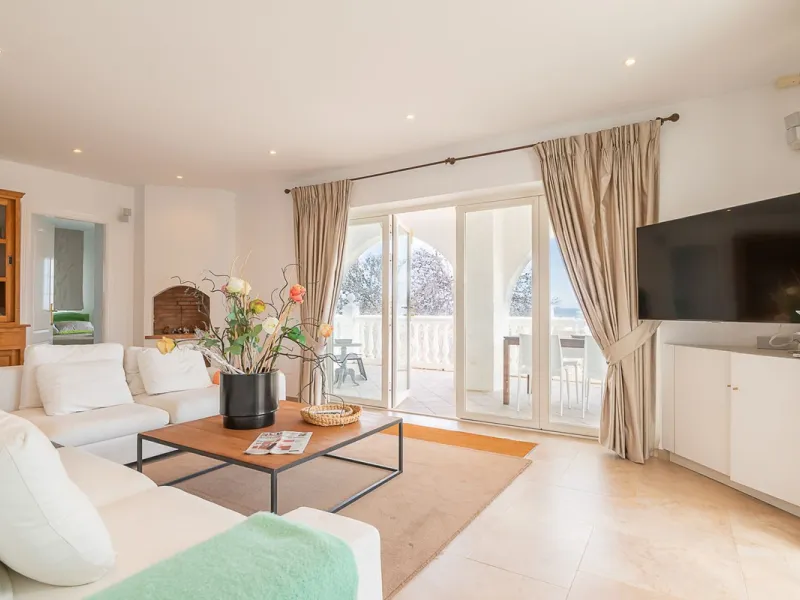 Nestled in the Urb. Torrenueva, Mijas Costa, this enchanting, six-bedroom villa, divided over two floors, epitomizes charm and elegance. Ideal for rental purposes to produce ROI or as a two family home. (Tourist Rental Licence in place). Located in the pi