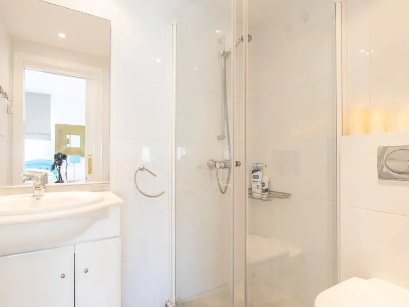 Nestled in the Urb. Torrenueva, Mijas Costa, this enchanting, six-bedroom villa, divided over two floors, epitomizes charm and elegance. Ideal for rental purposes to produce ROI or as a two family home. (Tourist Rental Licence in place). Located in the pi