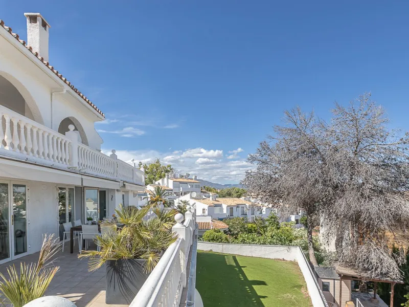 Nestled in the Urb. Torrenueva, Mijas Costa, this enchanting, six-bedroom villa, divided over two floors, epitomizes charm and elegance. Ideal for rental purposes to produce ROI or as a two family home. (Tourist Rental Licence in place). Located in the pi