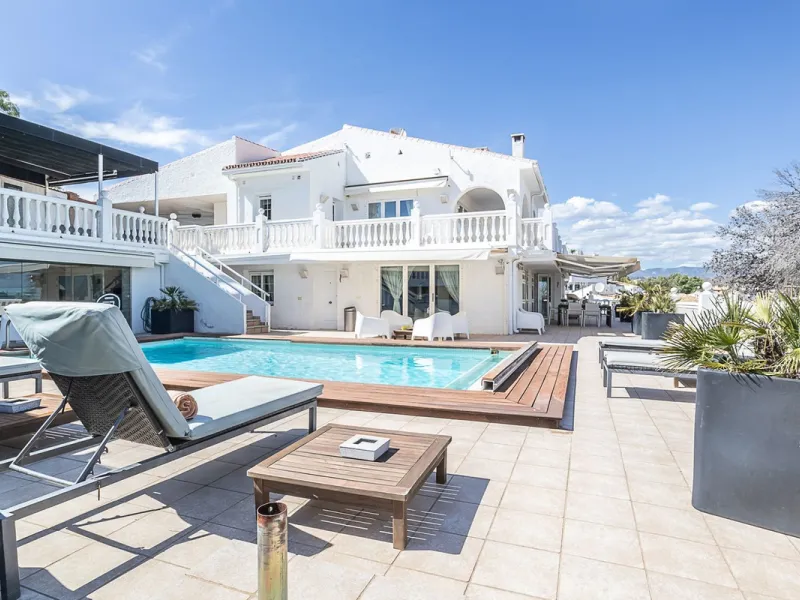 Nestled in the Urb. Torrenueva, Mijas Costa, this enchanting, six-bedroom villa, divided over two floors, epitomizes charm and elegance. Ideal for rental purposes to produce ROI or as a two family home. (Tourist Rental Licence in place). Located in the pi