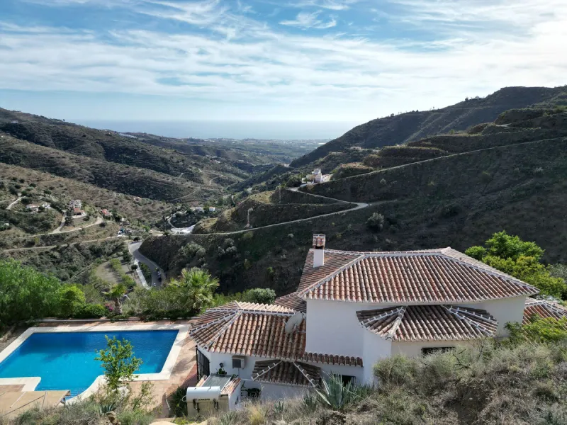 Unique south-facing villa with sea views for sale in Arenas. Located 10 minutes from the charming village of Arenas, Andalusia, Costa del Sol, 20 minutes from the coastal town of Torre del Mar, 45 minutes from the airport and the centre of Málaga. Close t