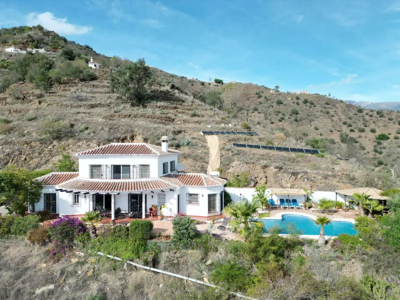 House - Detached Villa в продаже в Arenas, Málaga. В доме 3 спален и 3 ванных комнат. Площадь дома 241 м². Площадь участка 4162 м²