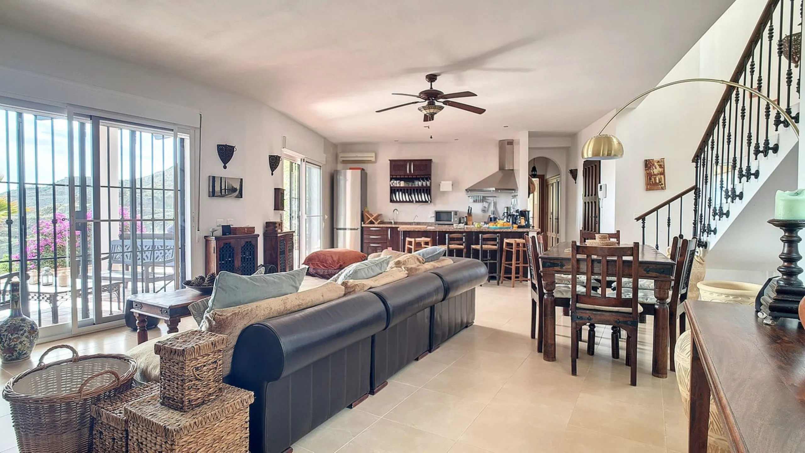 House - Detached Villa в продаже в Arenas, Málaga. В доме 3 спален и 3 ванных комнат. Площадь дома 241 м². Площадь участка 4162 м²