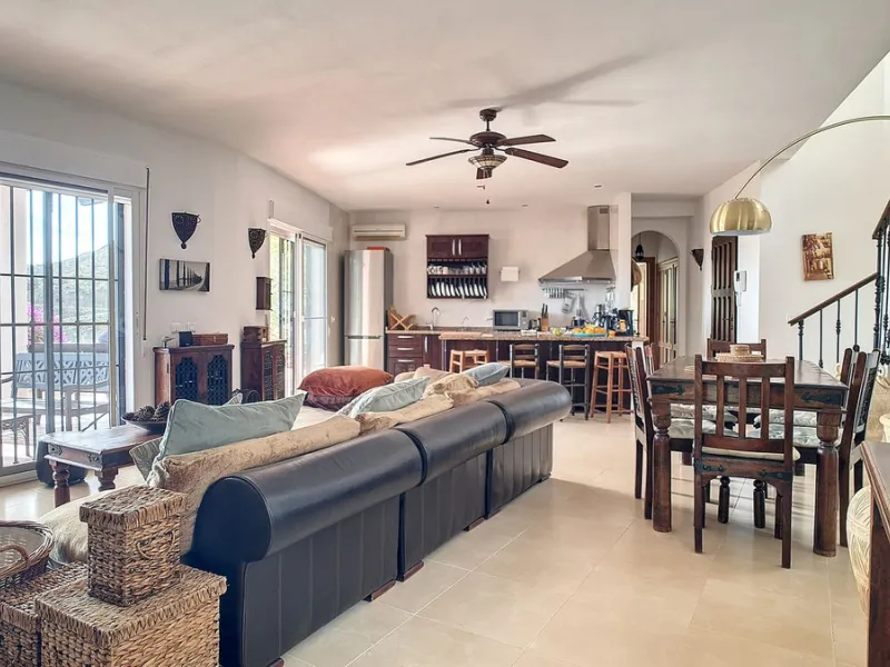 House - Detached Villa в продаже в Arenas, Málaga. В доме 3 спален и 3 ванных комнат. Площадь дома 241 м². Площадь участка 4162 м²
