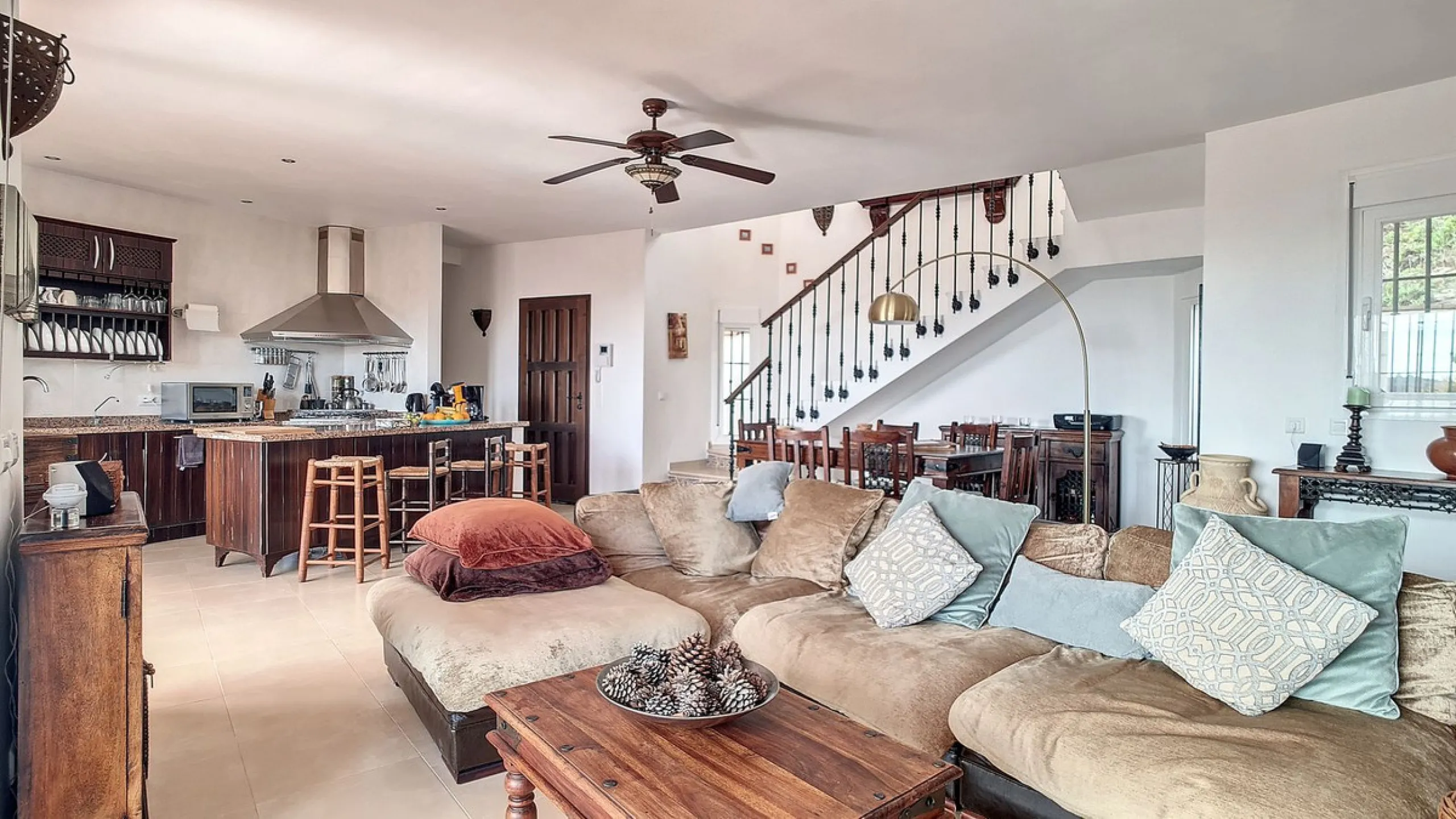 House - Detached Villa в продаже в Arenas, Málaga. В доме 3 спален и 3 ванных комнат. Площадь дома 241 м². Площадь участка 4162 м²