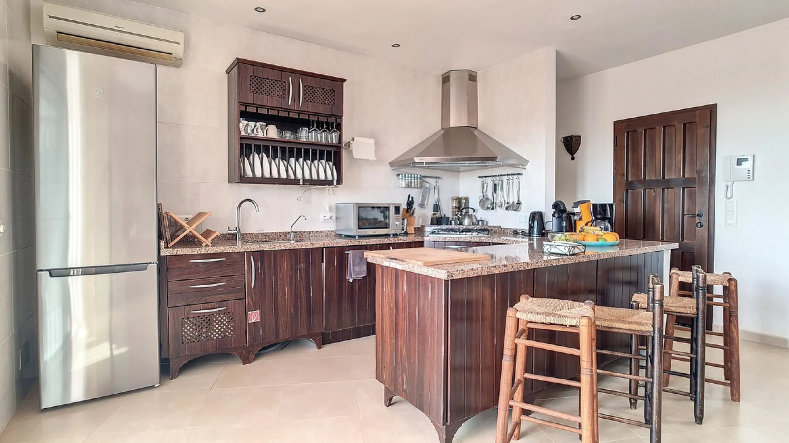 House - Detached Villa в продаже в Arenas, Málaga. В доме 3 спален и 3 ванных комнат. Площадь дома 241 м². Площадь участка 4162 м²