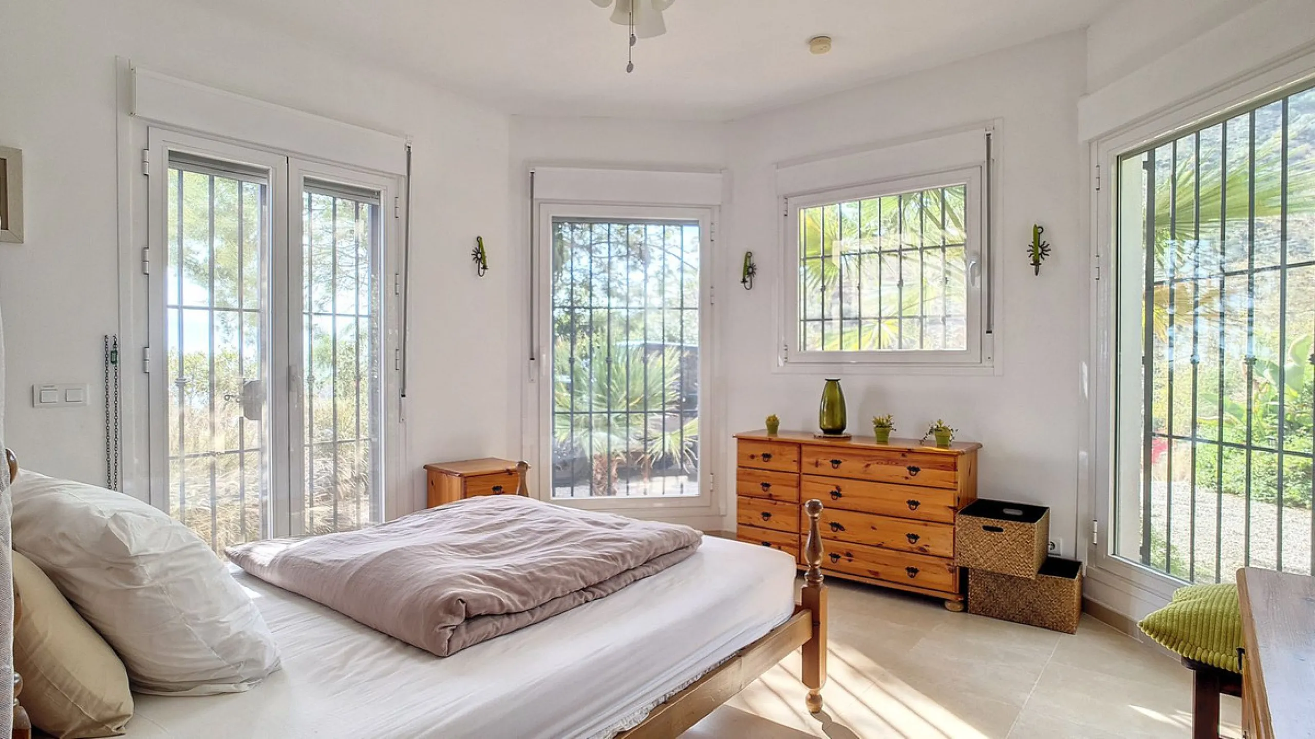 House - Detached Villa в продаже в Arenas, Málaga. В доме 3 спален и 3 ванных комнат. Площадь дома 241 м². Площадь участка 4162 м²