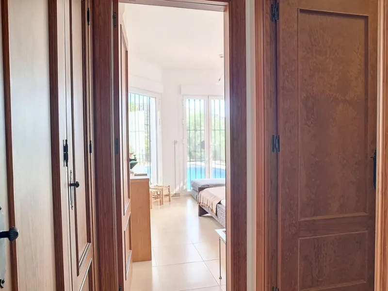 House - Detached Villa в продаже в Arenas, Málaga. В доме 3 спален и 3 ванных комнат. Площадь дома 241 м². Площадь участка 4162 м²
