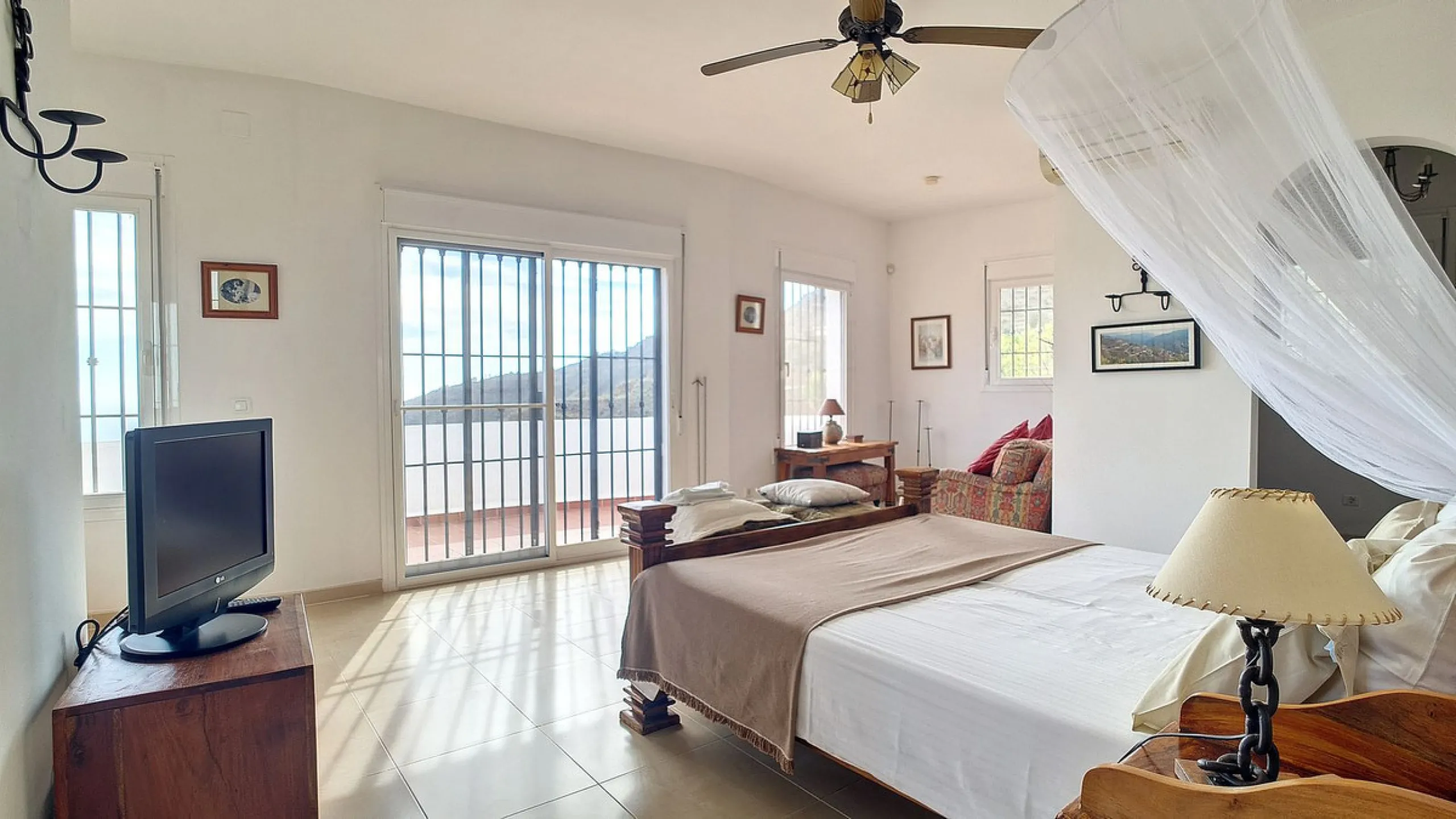 House - Detached Villa в продаже в Arenas, Málaga. В доме 3 спален и 3 ванных комнат. Площадь дома 241 м². Площадь участка 4162 м²