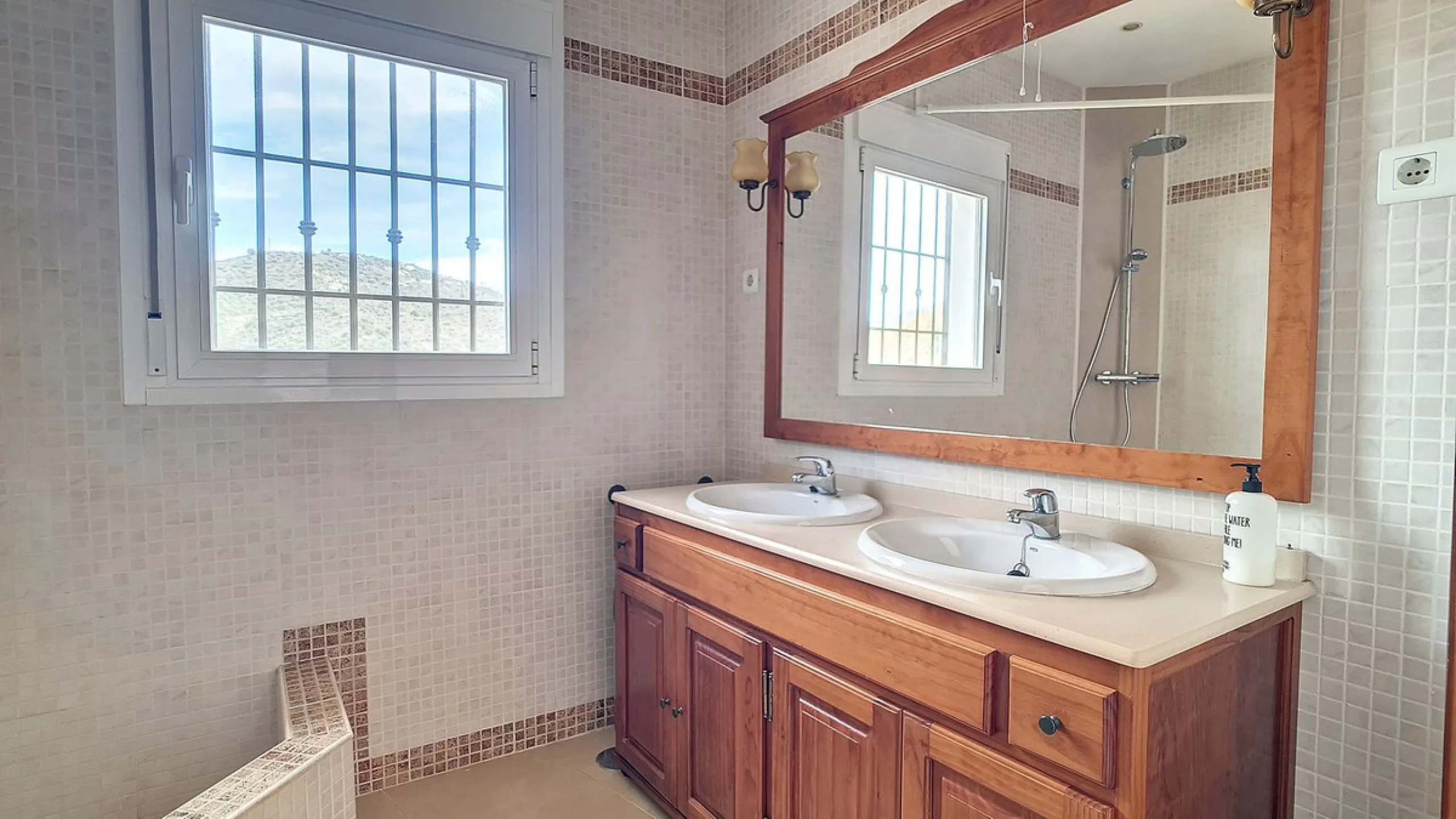 House - Detached Villa в продаже в Arenas, Málaga. В доме 3 спален и 3 ванных комнат. Площадь дома 241 м². Площадь участка 4162 м²
